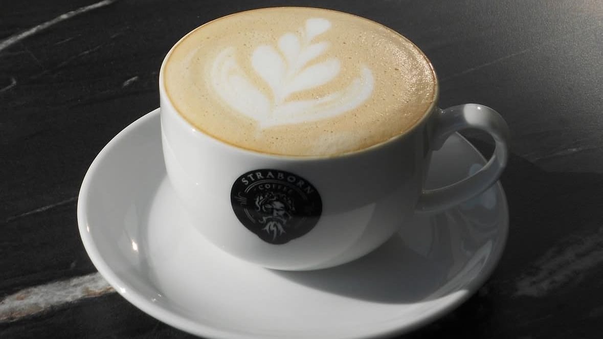 Bahadir und Baris Akman bieten in ihrem Café zahlreiche Kaffeevarianten an.