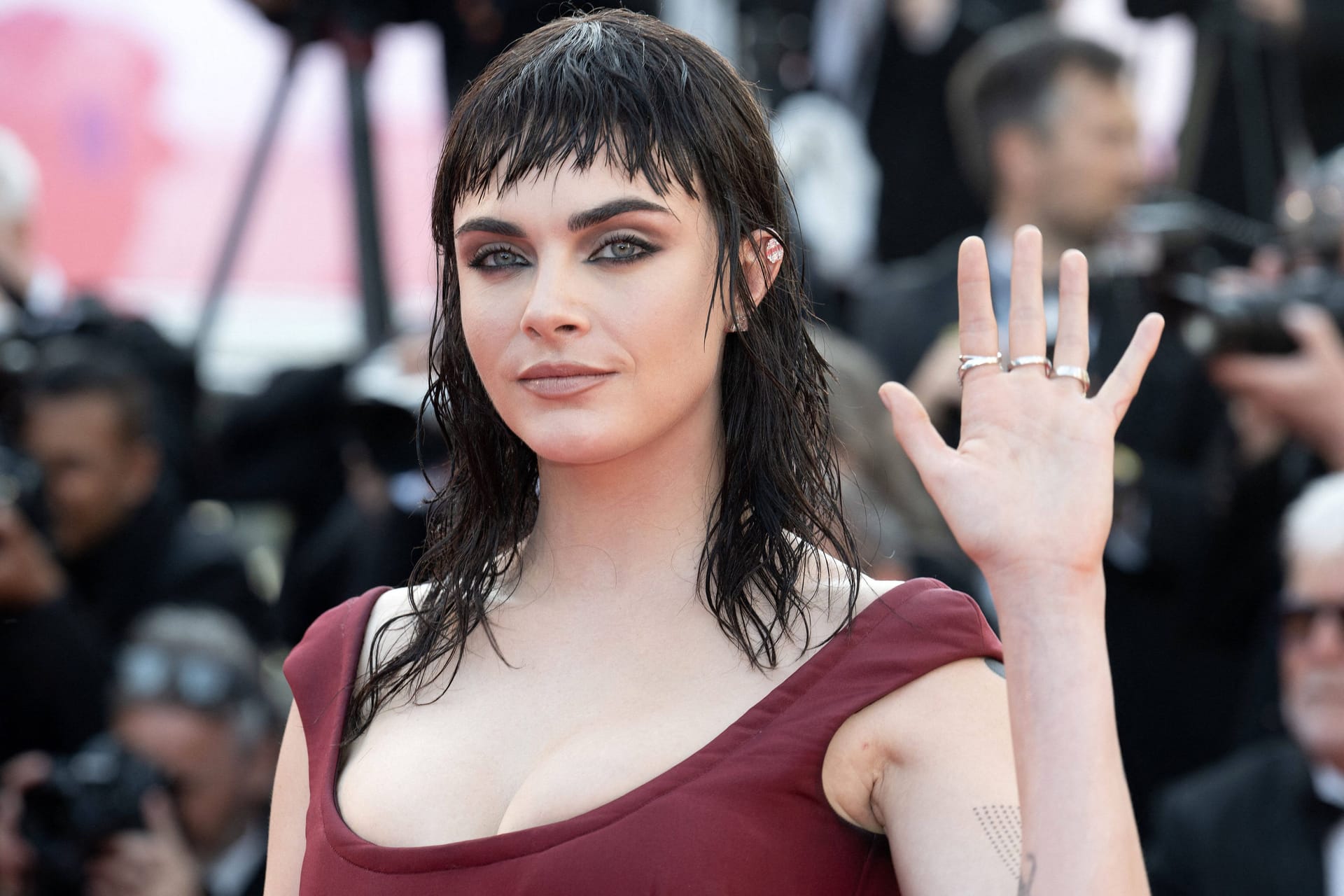 Cara Delevingne setzte auf ein dunkles Augen-Make-up.