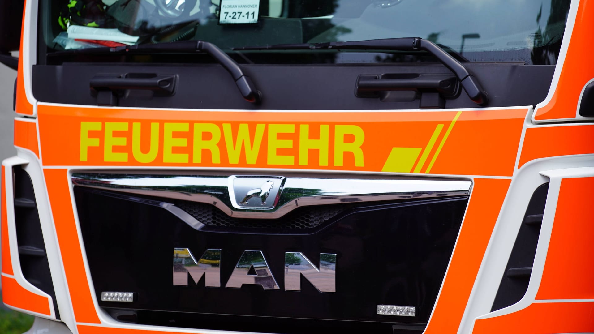 Symbolbild / Themenbild: Feuerwehr, Rettungsdienst, Polizei, Blaulicht. Feuerwehr, Rettungsdienst, Polizei, Blaulicht, Einsatz,Niedersachsen, Hannover, Blaulicht, Notfall, Feuer, Brand, Notruf, Einsatzstelle, Hilfe, Notarzt, NEF, Notarzteinsatzfahrzeug, Notarzteinsatz, Einsatz, Feuerwehr, Arzt, Rettungswagen, RTW, Krankenhaus, Berufsfeuerwehr, 112, Blaulicht, Einsatzfahrt, Erste Hilfe, Europa, Deutschland, Unfall, Medizinischer Notfall, Fahrzeug, Notfallsanitäter, Sanitäter, Rettungsasisstent, Retter, Rettung, Notdienst, Personenschaden, Schlaganfall, Herzinfarkt, Verkehrsunfall, Feuer,