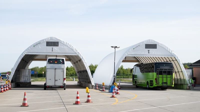 Reisebusse stehen anlässlich von Grenzkontrollen am Bundespolizeirevier Breitenau an der Autobahn 17 nahe der deutsch-tschechischen Grenze unter einem Zelt.