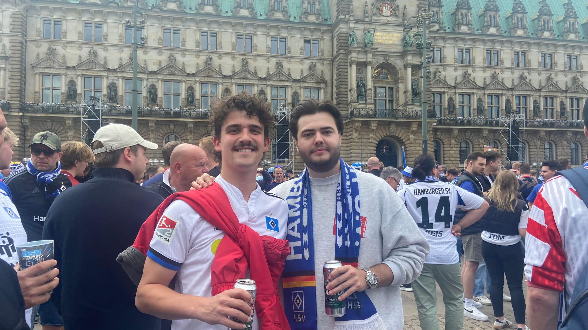 Von links nach rechts: Die beiden HSV-Fans Fynn (22) und Elias (22) stehen auf dem Hamburger Rathausmarkt.