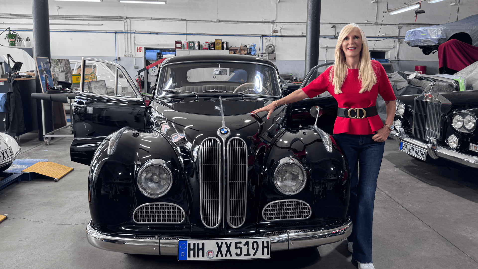 Marion Fedder, die Witwe des verstorbenen Schauspielers Jan Fedder, steht neben dem schwarzen BMW 501, der nun versteigert werden soll.