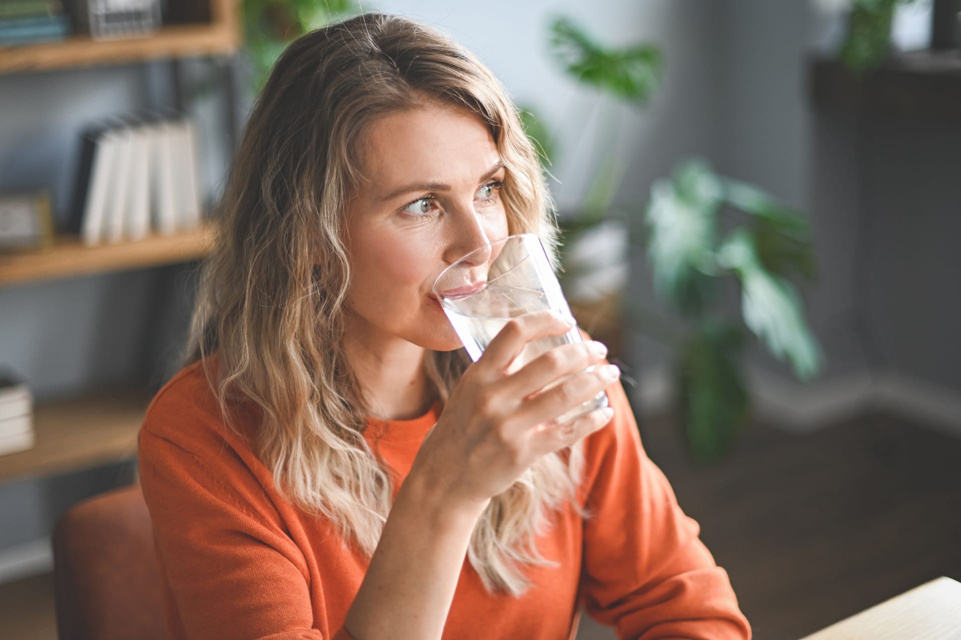 Frau trinkt ein Glas Wasser: Zungenbrennen ist oft schwer zu behandeln.