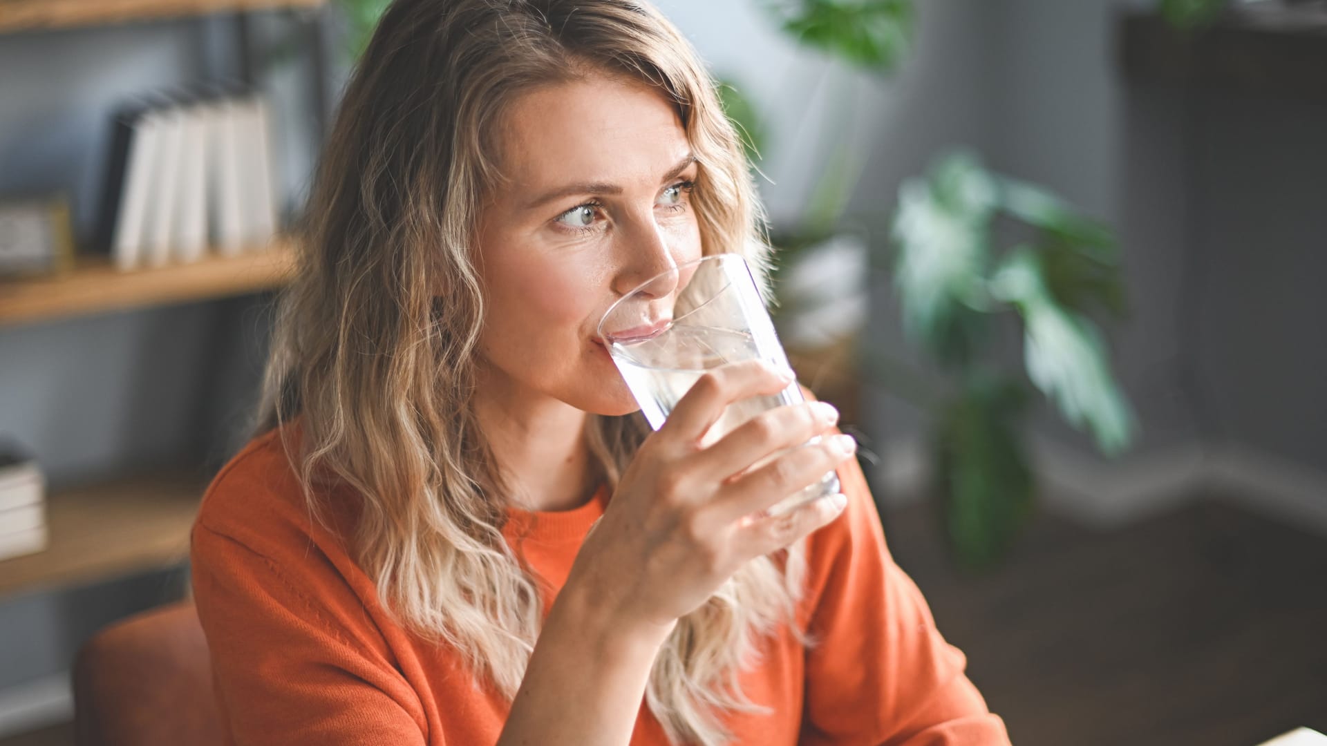 Frau trinkt ein Glas Wasser: Zungenbrennen ist oft schwer zu behandeln. Frau trinkt ein Glas Wasser: Zungenbrennen ist oft schwer zu behandeln.