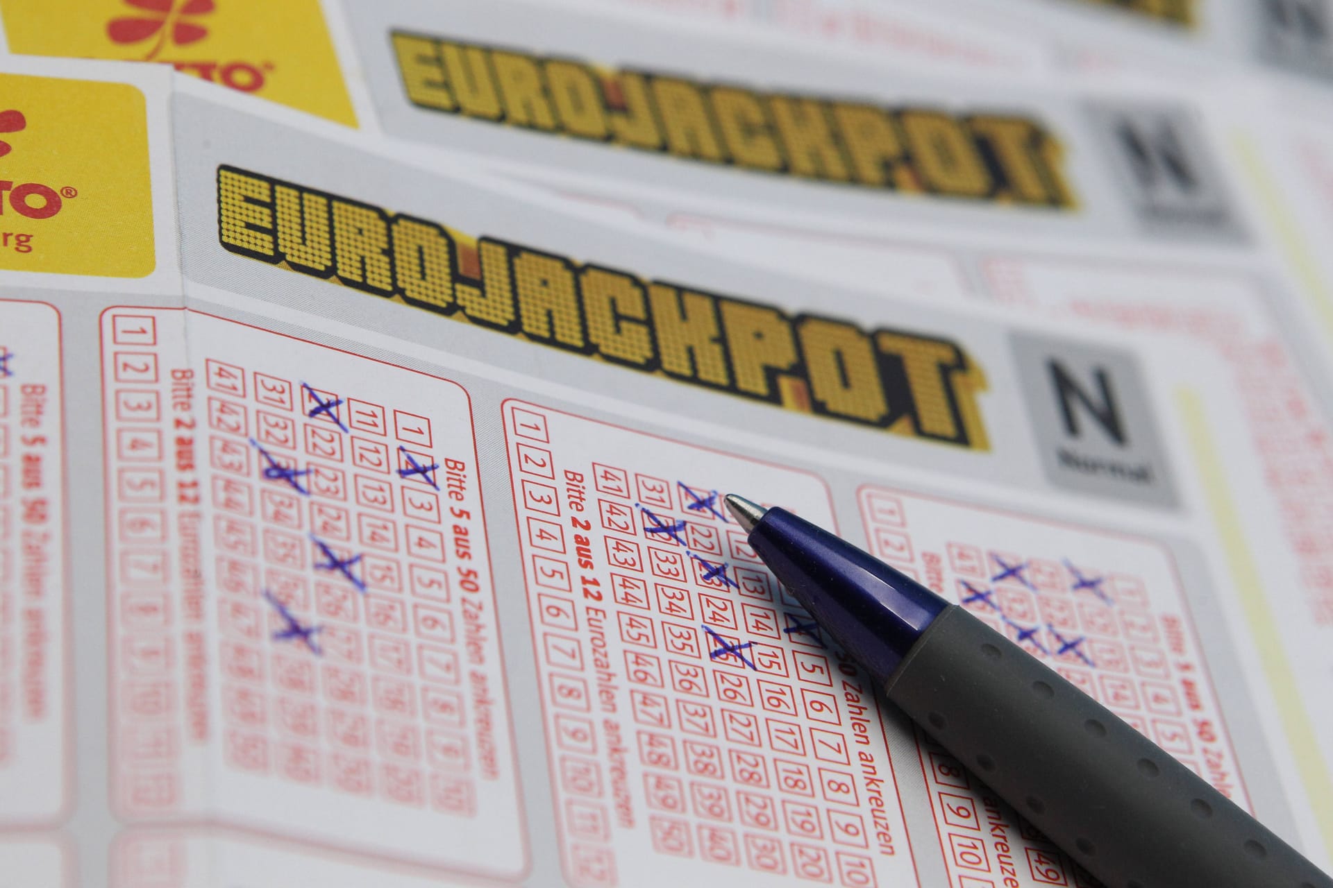 Ausgefüllter Eurojackpot-Spielschein (Symbolfoto): In Nordrhein-Westfalen konnten zwei Spieler am Dienstagabend große Summen gewinnen.