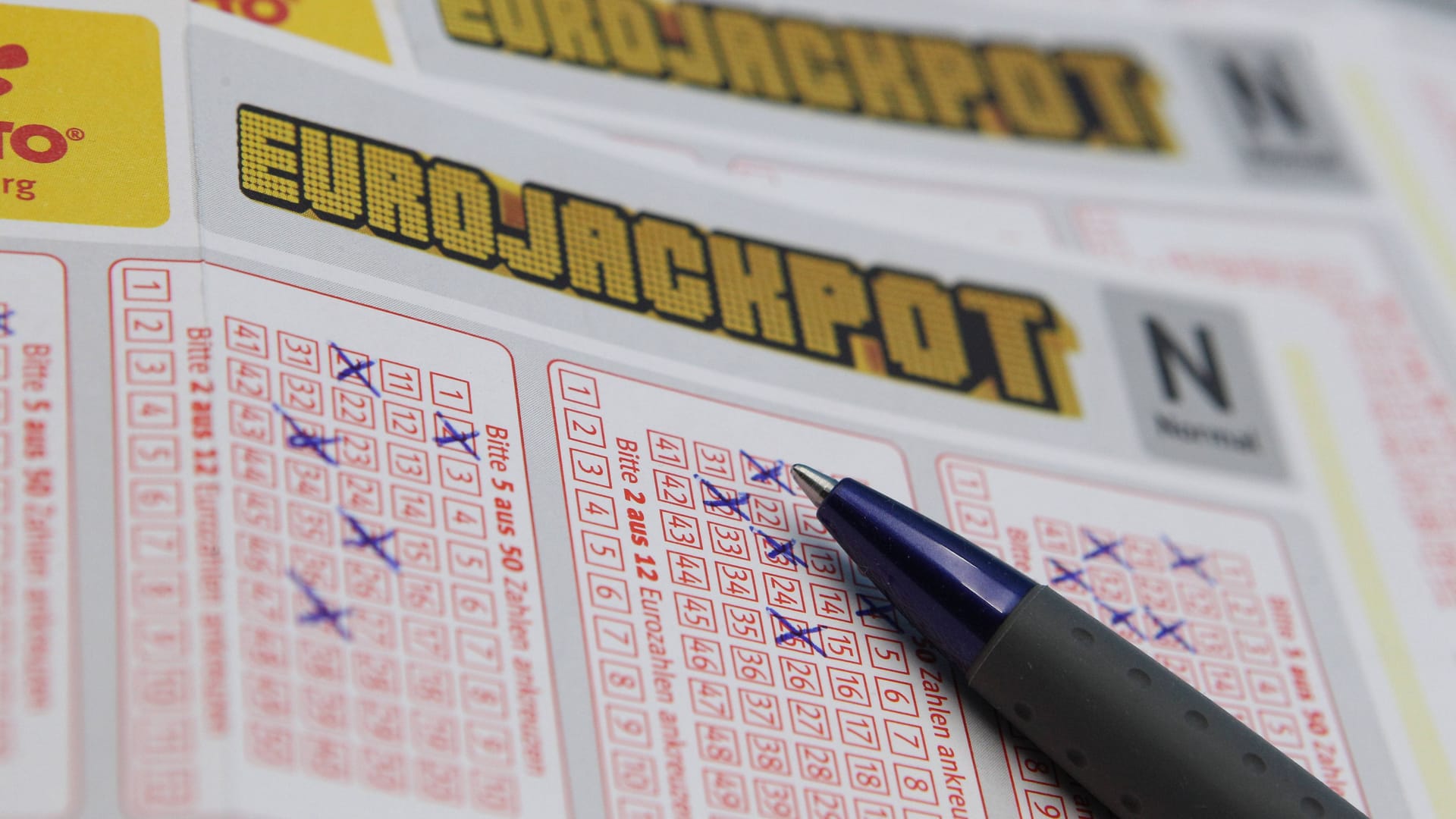 Ausgefüllter Eurojackpot-Spielschein (Symbolfoto): In Nordrhein-Westfalen konnten zwei Spieler am Dienstagabend große Summen gewinnen.