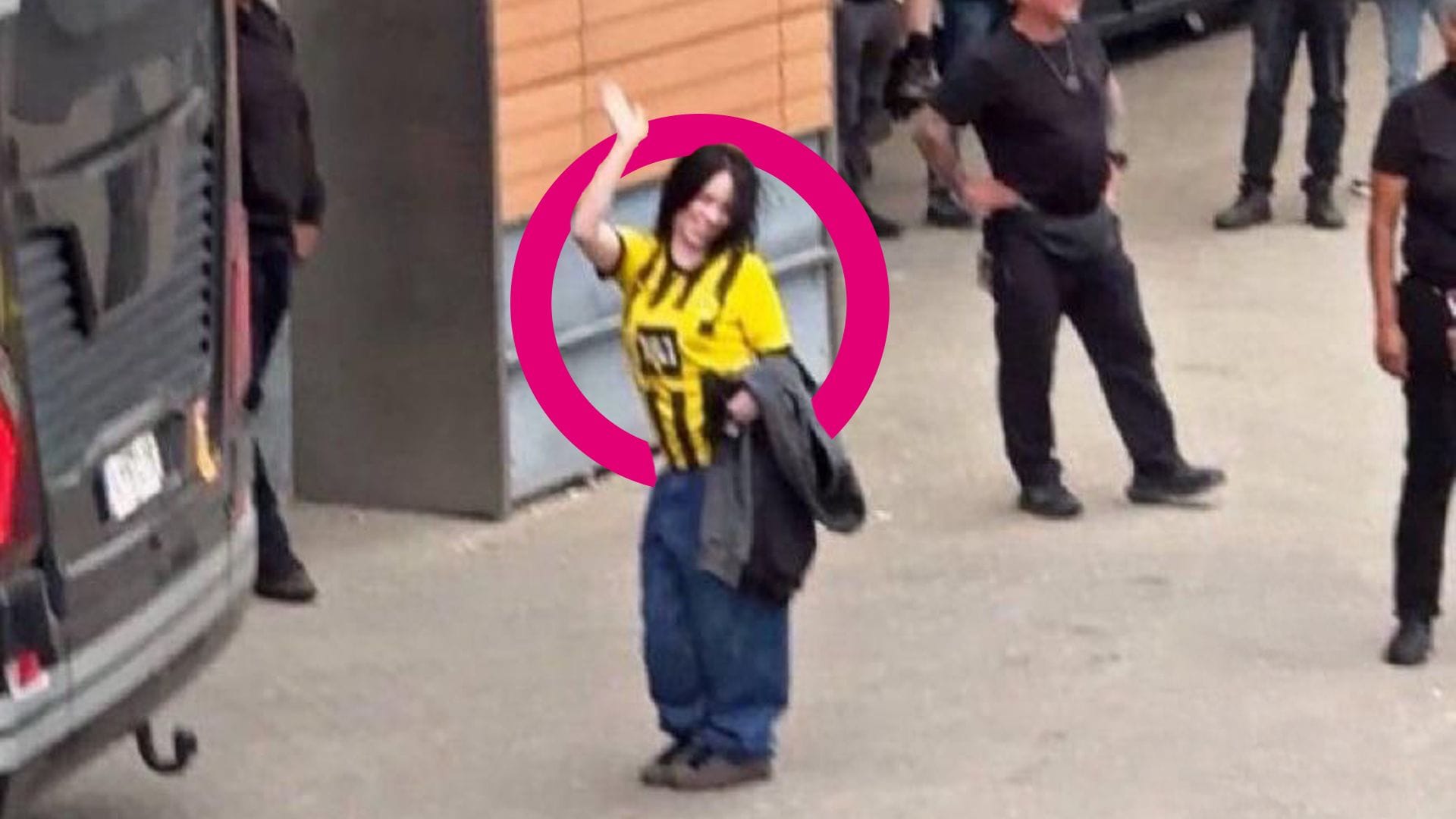 Auftritt in Hannover: Billie Eilish winkt ihren Fans zu.