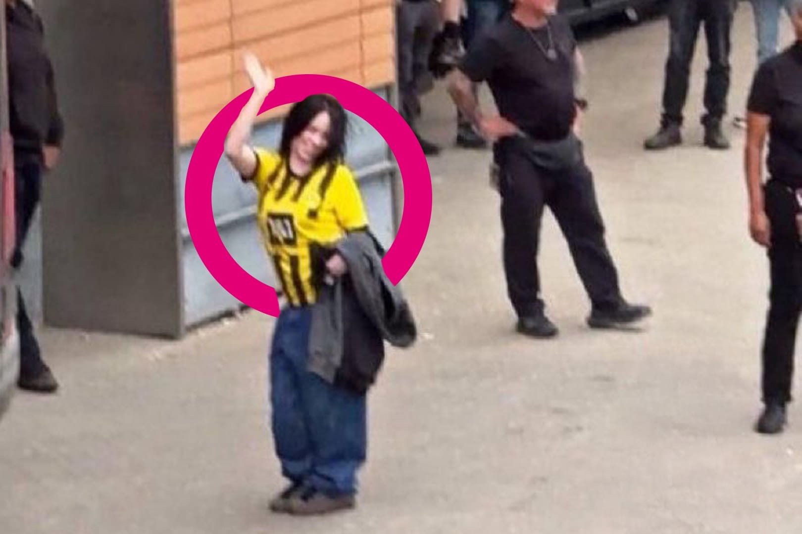 Auftritt in Hannover: Billie Eilish winkt ihren Fans zu. Auftritt in Hannover: Billie Eilish winkt ihren Fans zu.