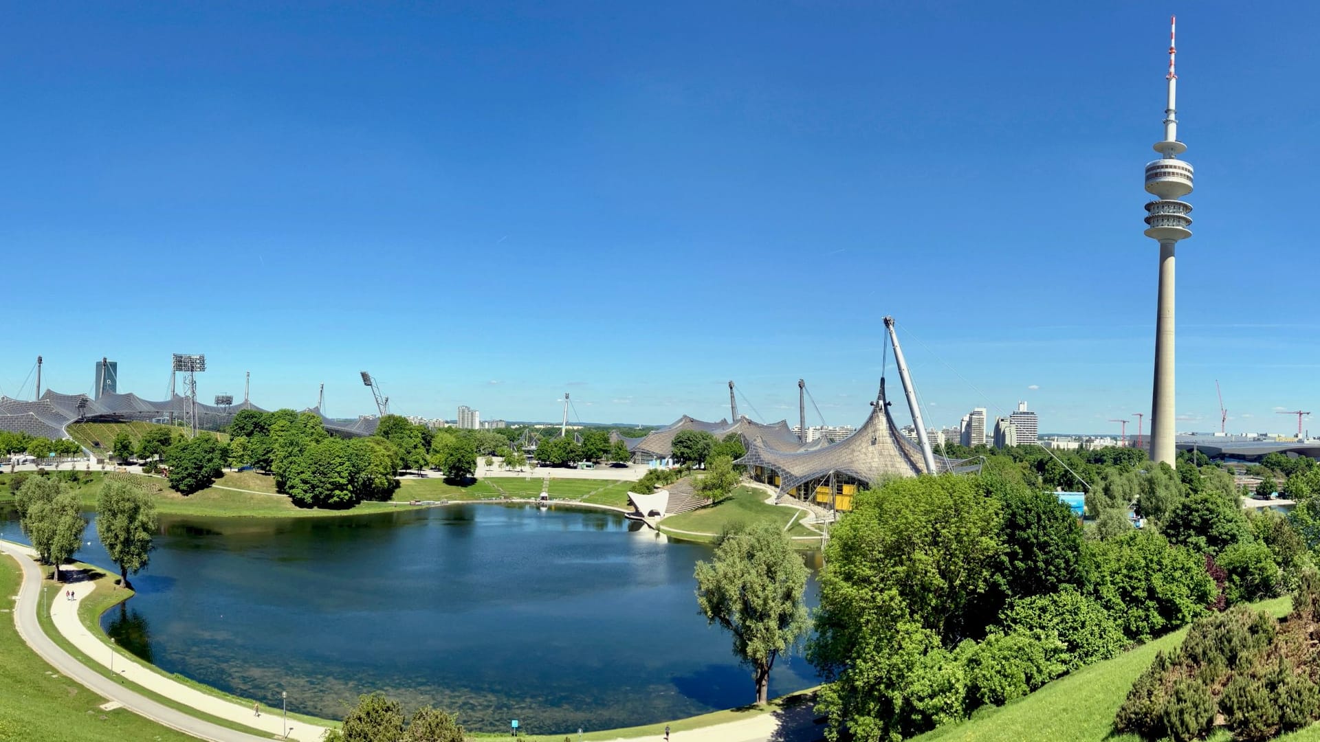 Anziehungspunkt für viele Touristen und Einheimische: Der Olympiapark mit dem Turm im Hinterrund wird nach und nach saniert.