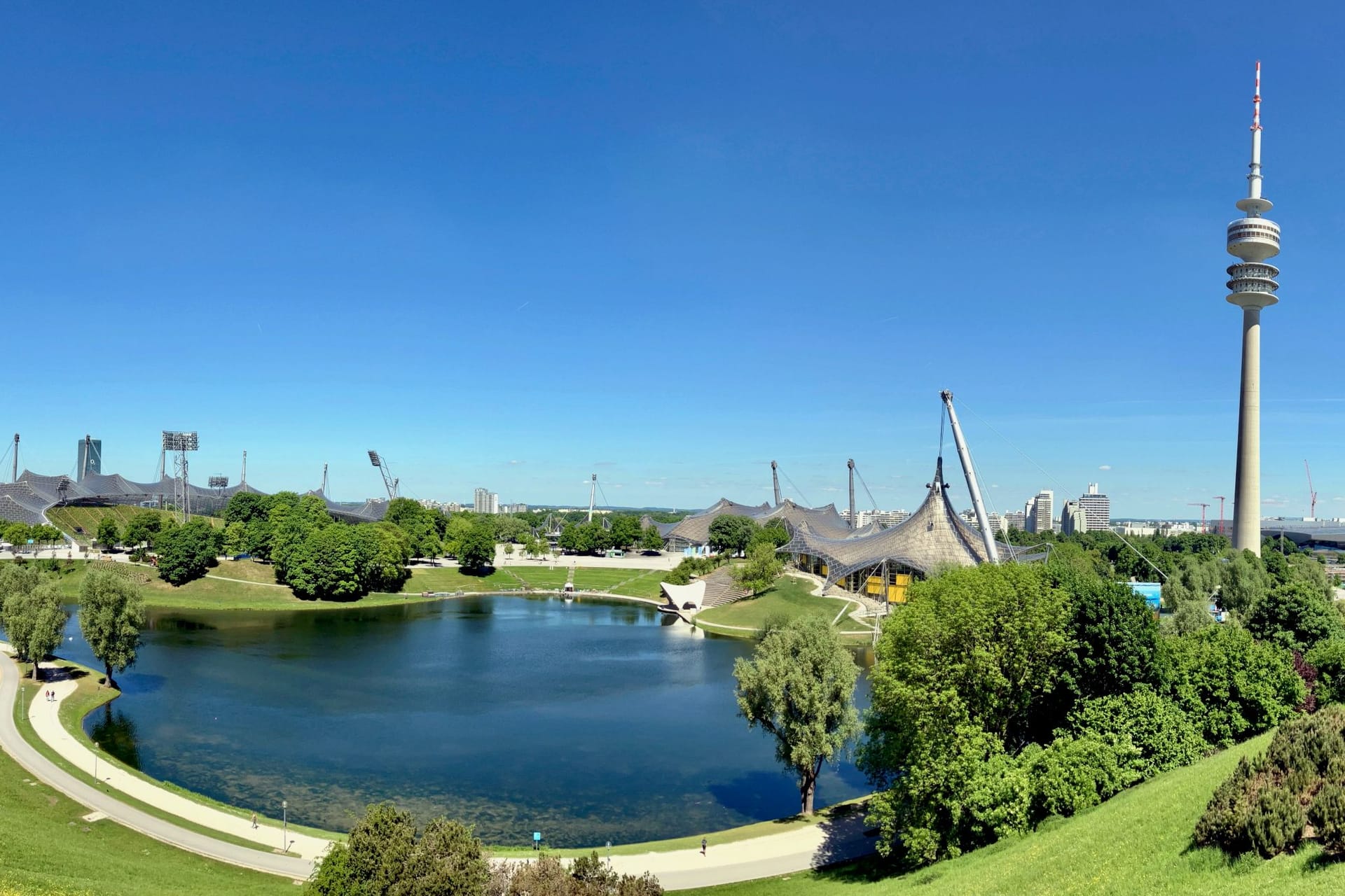 Anziehungspunkt für viele Touristen und Einheimische: Der Olympiapark mit dem Turm im Hinterrund wird nach und nach saniert.