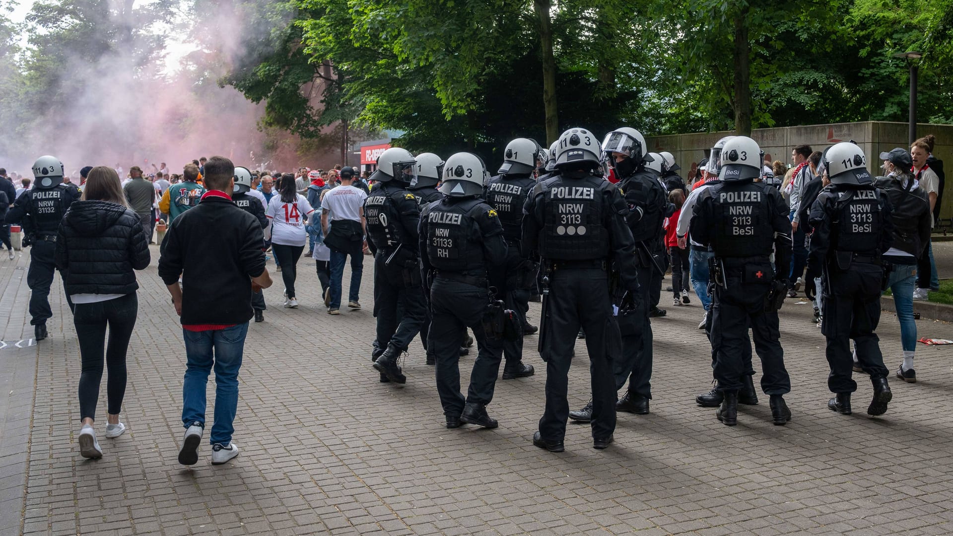 Vor dem Rheinenergiestadion: Die Polizei versucht, zu deeskalieren.