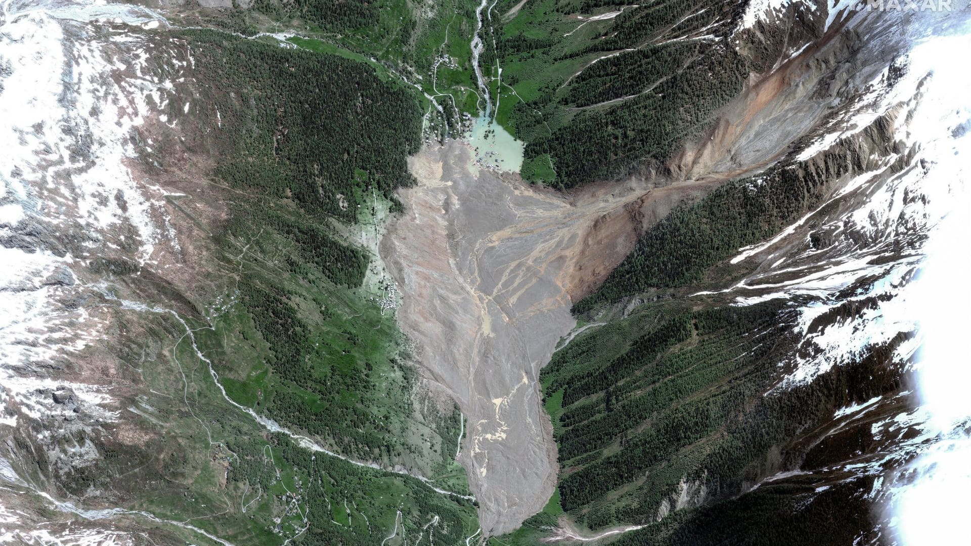 Satellitenbild des Gletscherabgangs bei Blatten: Hunderttausende Tonnen von Geröll und Eiswasser könnten weiter ins Tal stürzen.