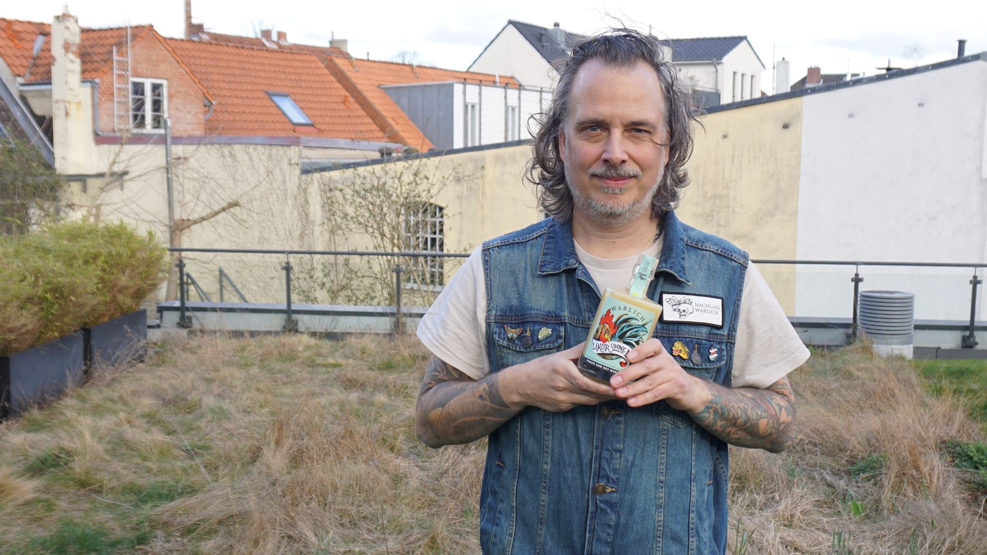 Ole Wittmann, der Geschäftsführer der Firma "Warlich Rum", mit seinem "Likör ohne Ei". Er will sich nicht kleinkriegen lassen und zieht für seinen veganes Produkt vor Gericht.