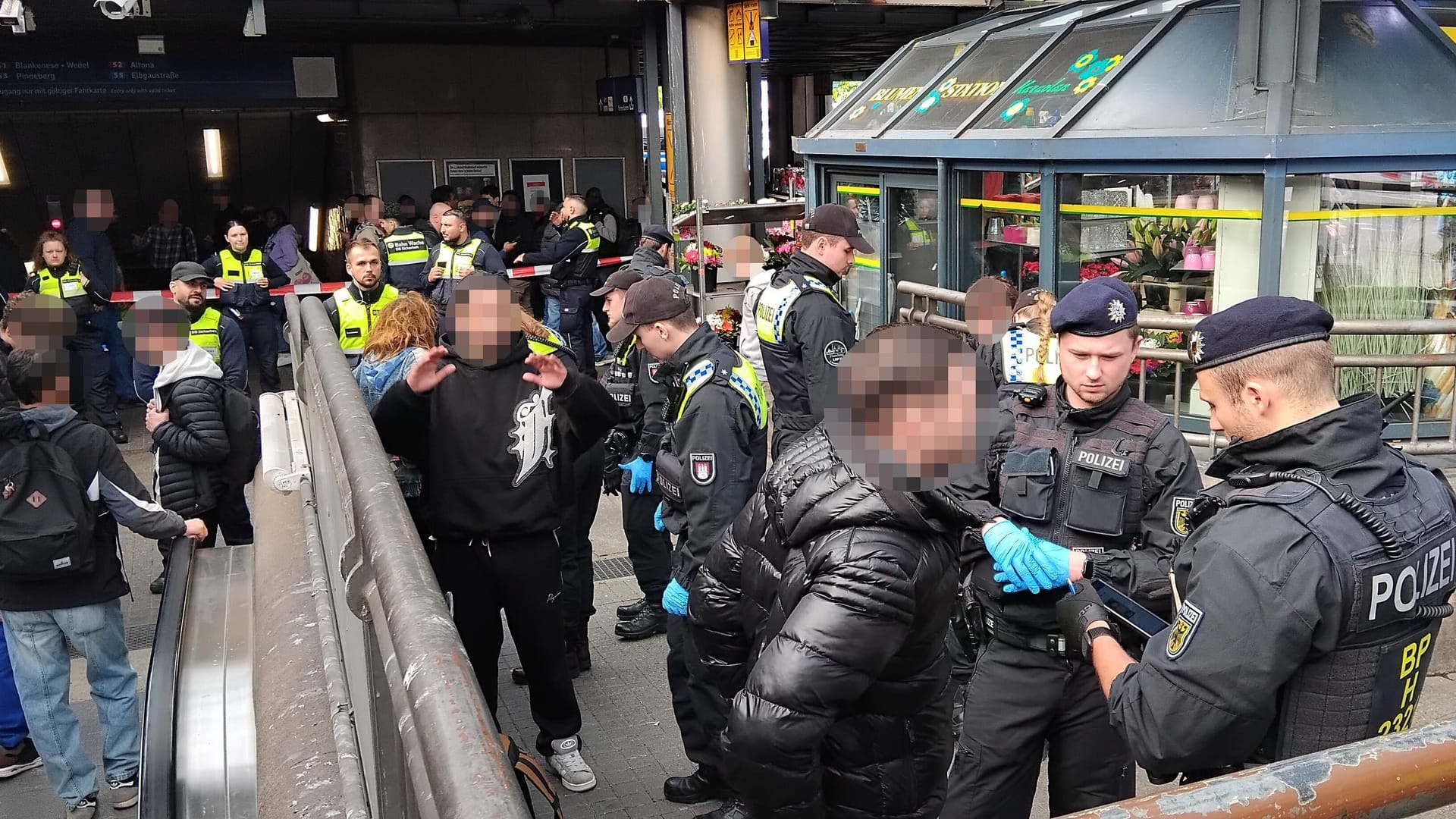 Großkontrolle am Hamburger Hauptbahnhof: Die Polizei hat am Mittwoch mehr als 1.000 Menschen überprüft – und elf Messer sichergestellt.