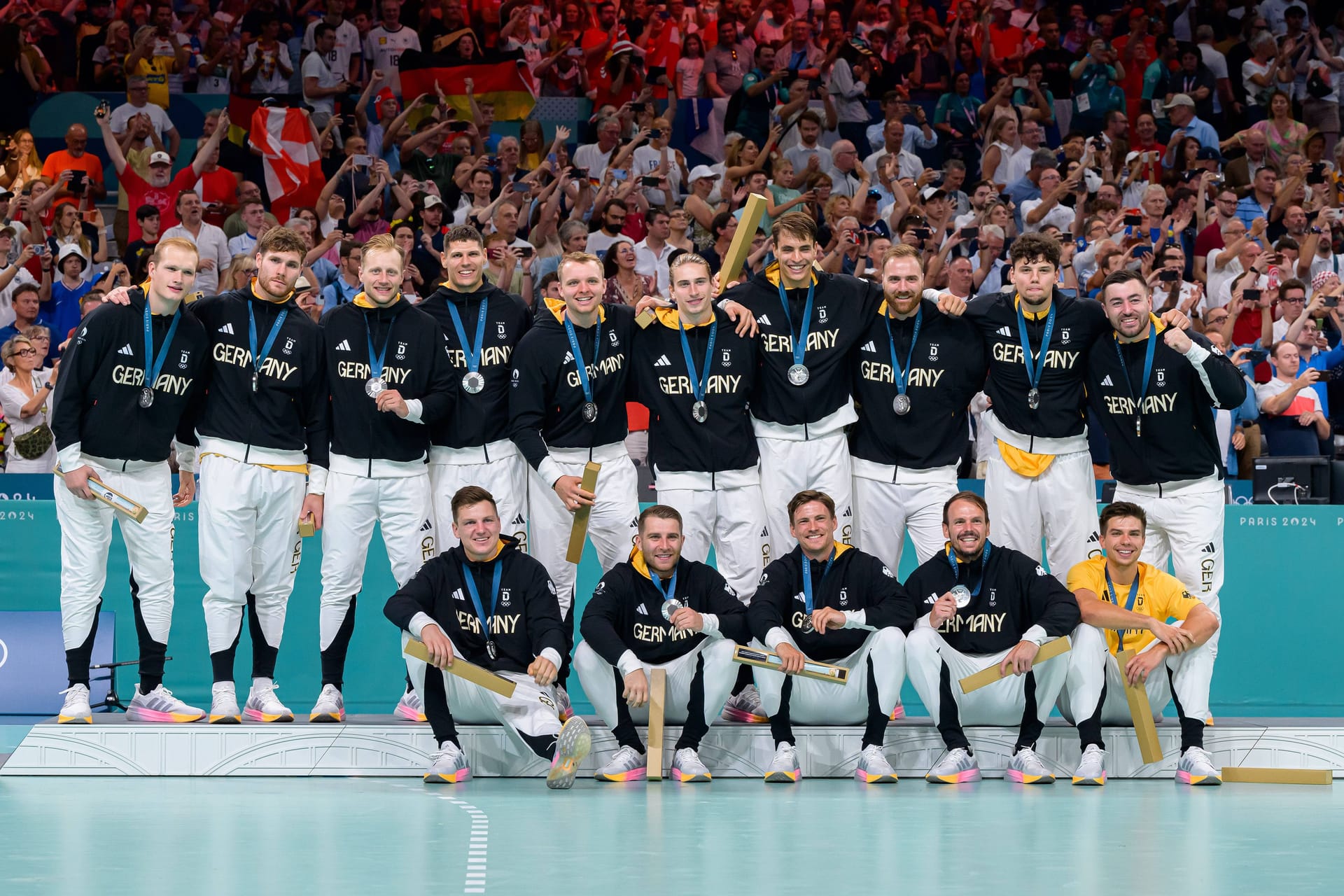 Das DHB-Team mit der Silbermedaille von Paris 2024: Wenn es nach Bob Hanning geht, sollen Olympische Spiele auch wieder in Deutschland stattfinden.