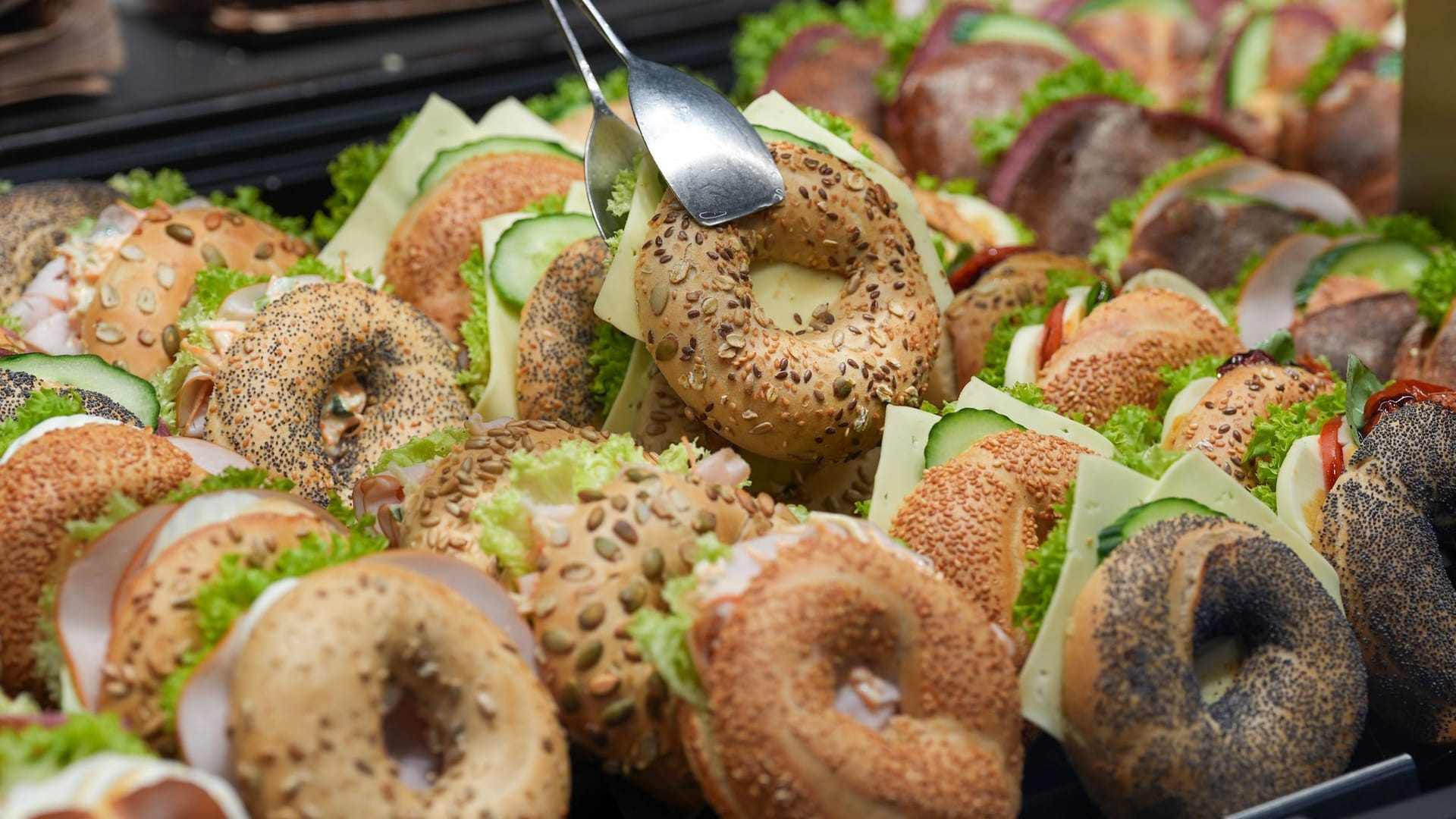 Belegte Backwaren liegen in der Auslage in einer Bäckerei Belegte Backwaren liegen in der Auslage in einer Bäckerei