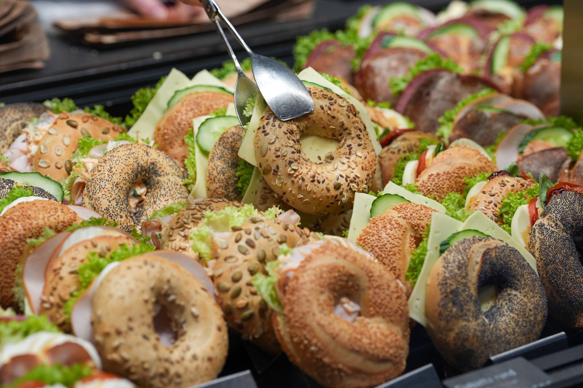 Belegte Backwaren liegen in der Auslage in einer Bäckerei Belegte Backwaren liegen in der Auslage in einer Bäckerei