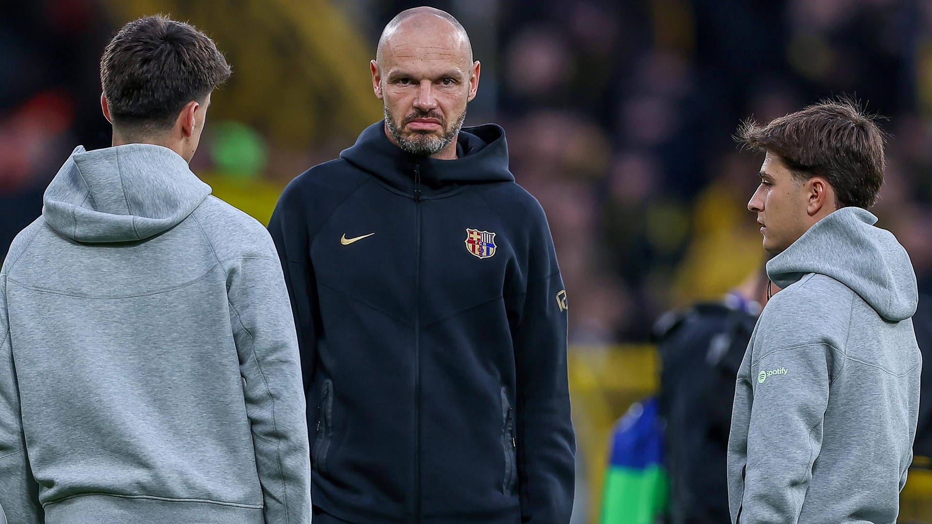 Heiko Westermann (M.) sitzt als Co-Trainer meist auf der Tribüne.