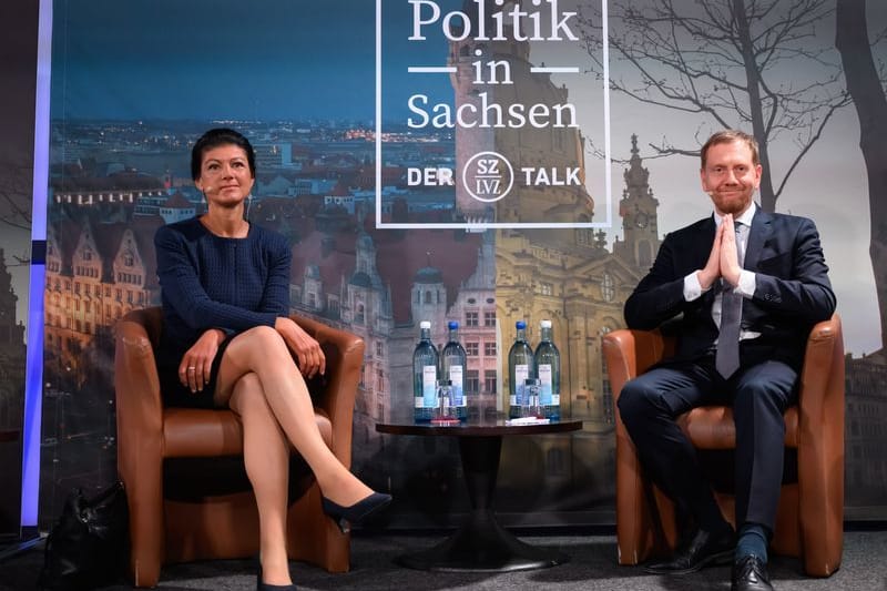 Ministerpräsident Michael Kretschmer (CDU) und BSW-Vorsitzende Sahra Wagenknecht vor Beginn der Talkrunde: Unterschiede zwischen beiden wurden beim Thema Krieg und Frieden deutlich.