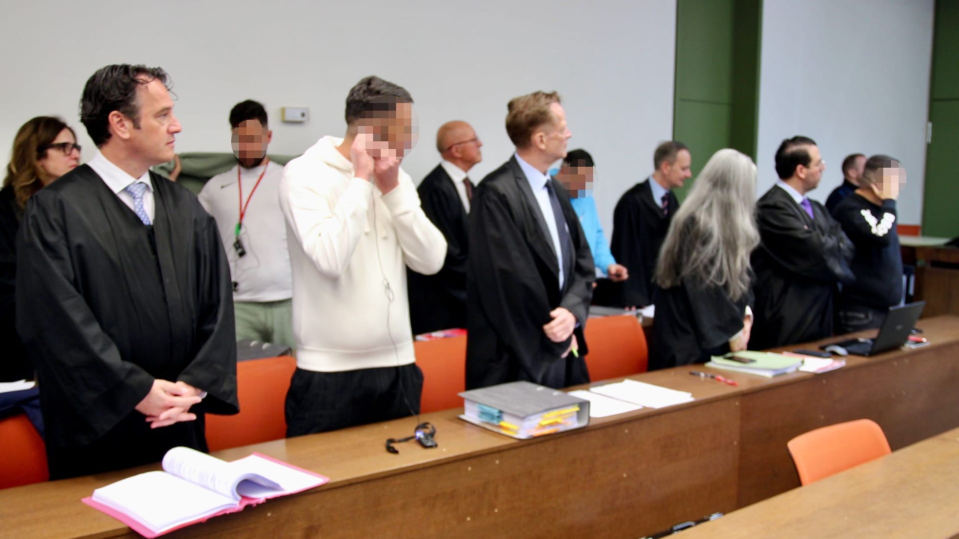 Die Angeklagten im Gerichtssaal: Sie haben ein Geständnis abgelegt.