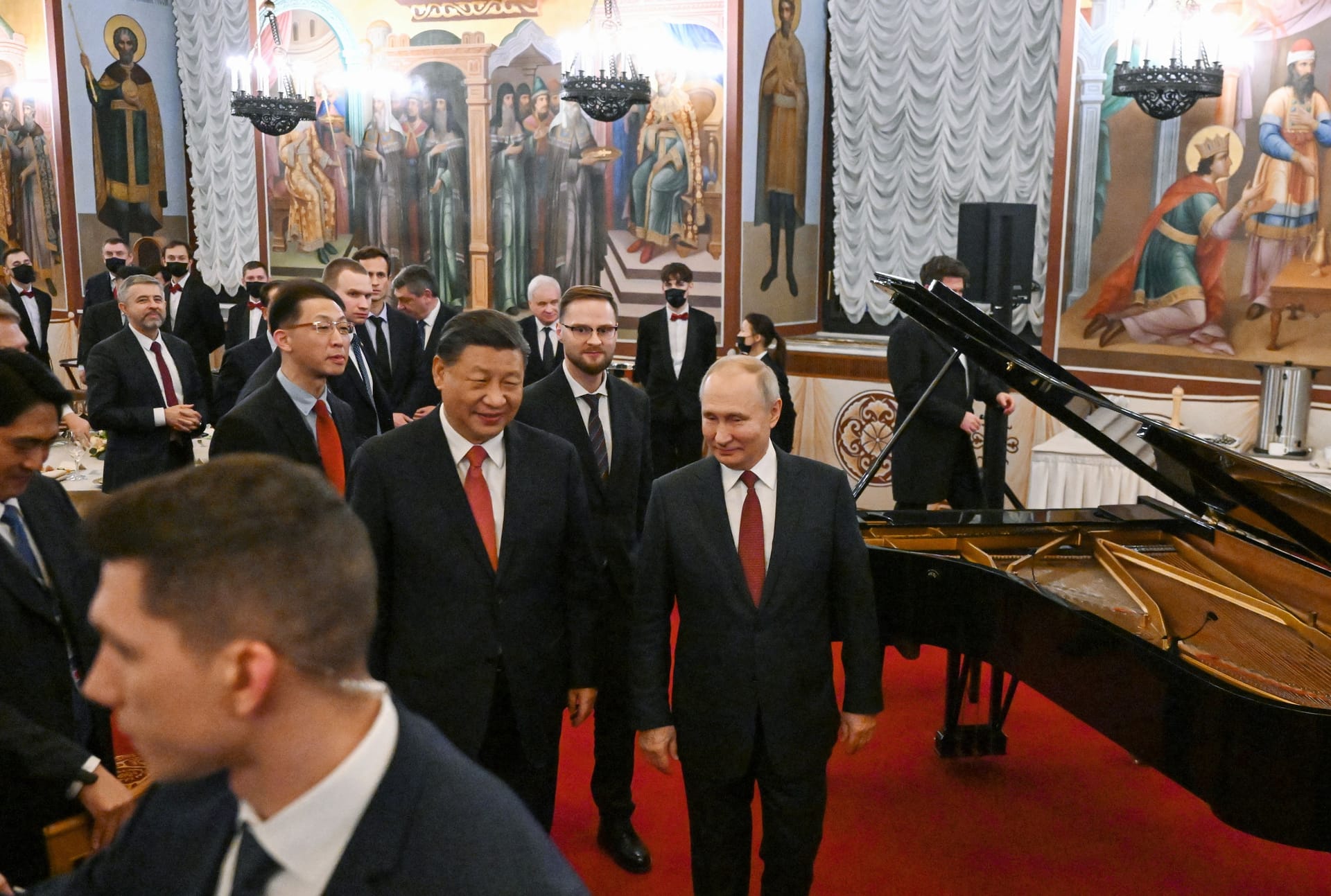 Putin führt Chinas Machthaber Xi Jinping im März 2023 durch den Kreml.