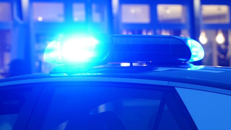 Ein Streifenwagen der Polizei steht mit eingeschaltetem Blaulicht an einem Einsatzort. (Symbolbild)