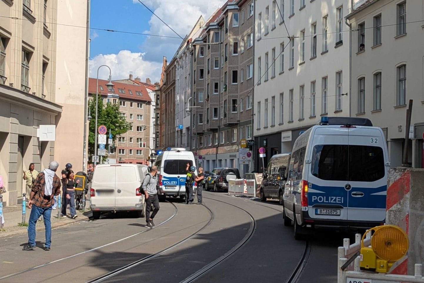 Die gesperrte Straße in Berlin-Mitte: Die Hintergründe des Einsatzes sind noch unklar.
