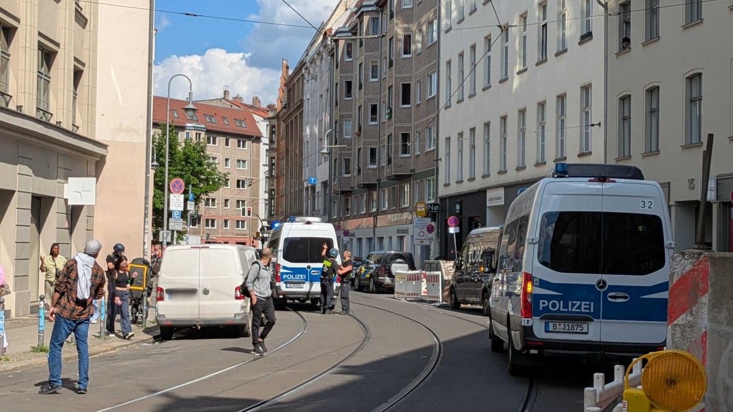 Die gesperrte Straße in Berlin-Mitte: Die Hintergründe des Einsatzes sind noch unklar. Die gesperrte Straße in Berlin-Mitte: Die Hintergründe des Einsatzes sind noch unklar.