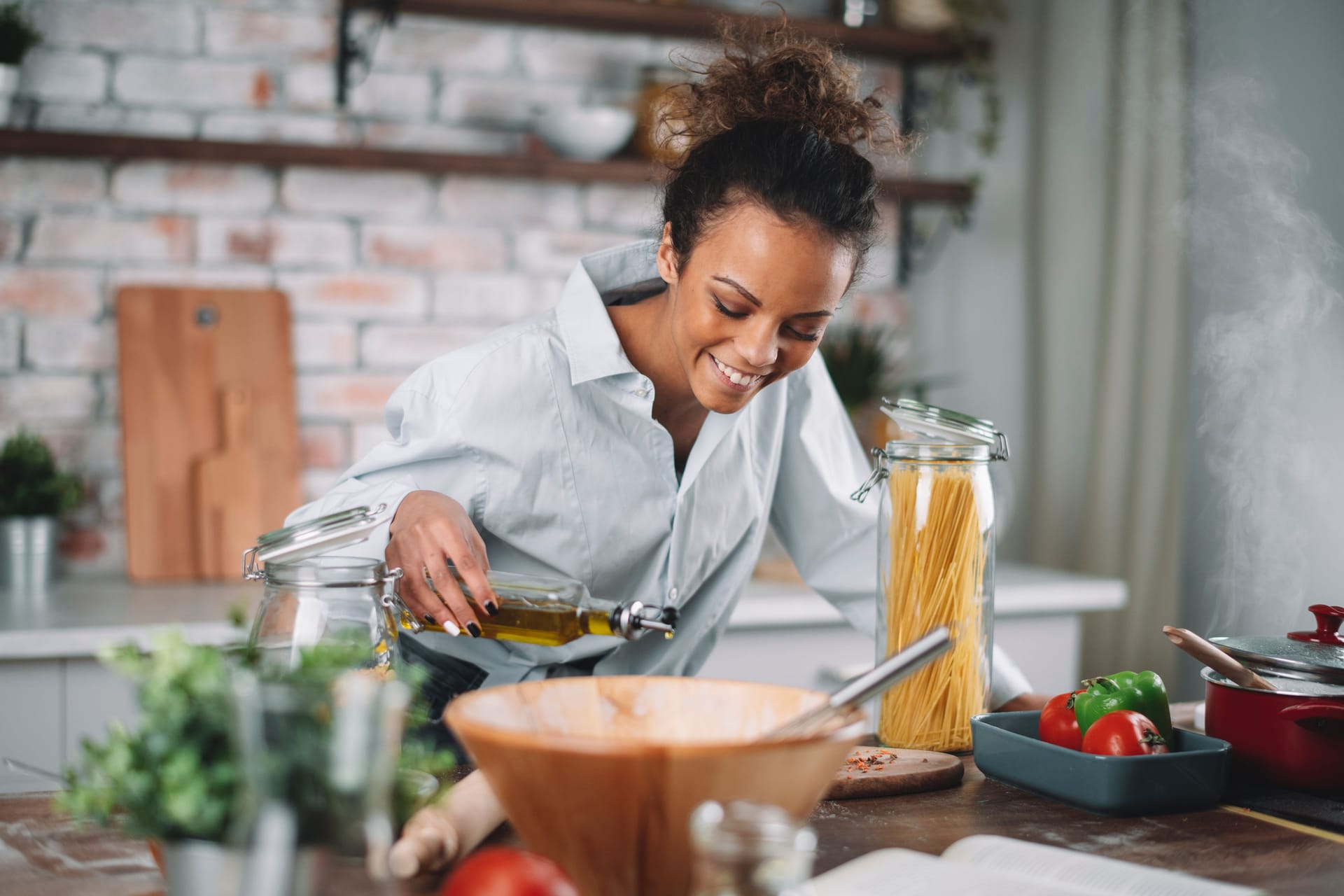 Mit frischen Zutaten kochen: Wer auf verarbeitete Lebensmittel verzichtet lebt gesünder.