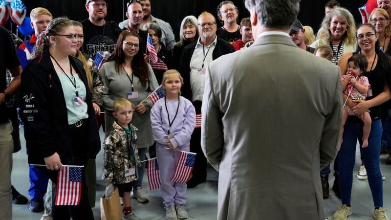Der stellvertretende US-Außenminister Christopher Landau begrüßt die erste Gruppe weißer Südafrikaner in den USA.
