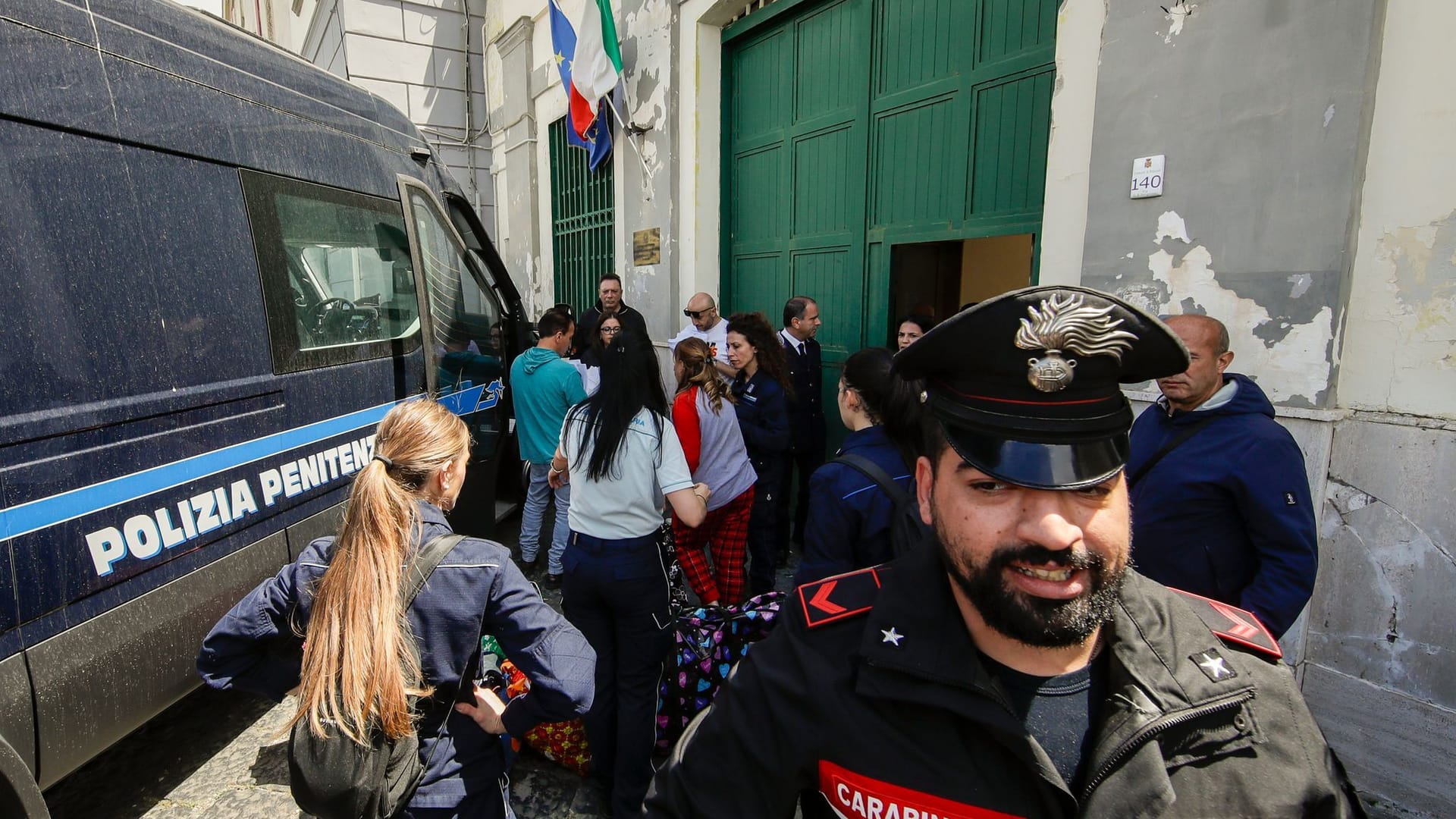 Die Angst vor einem noch stärkeren Beben ist groß: Strafvollzugspolizisten evakuieren die Insassen des Frauengefängnisses von Pozzuoli.