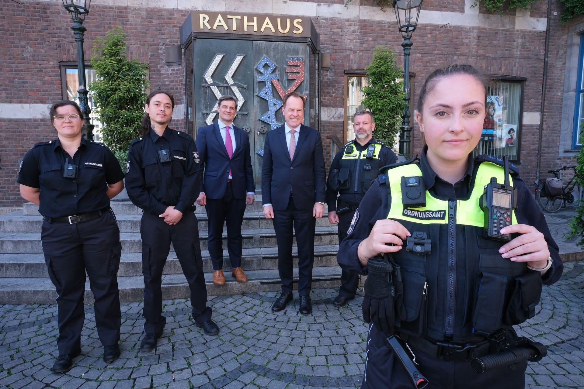 Mitarbeiterin des OSD (rechts) mit der Bodycam-Ausstattung: Die Stadt ist mit dem Test zufrieden.
