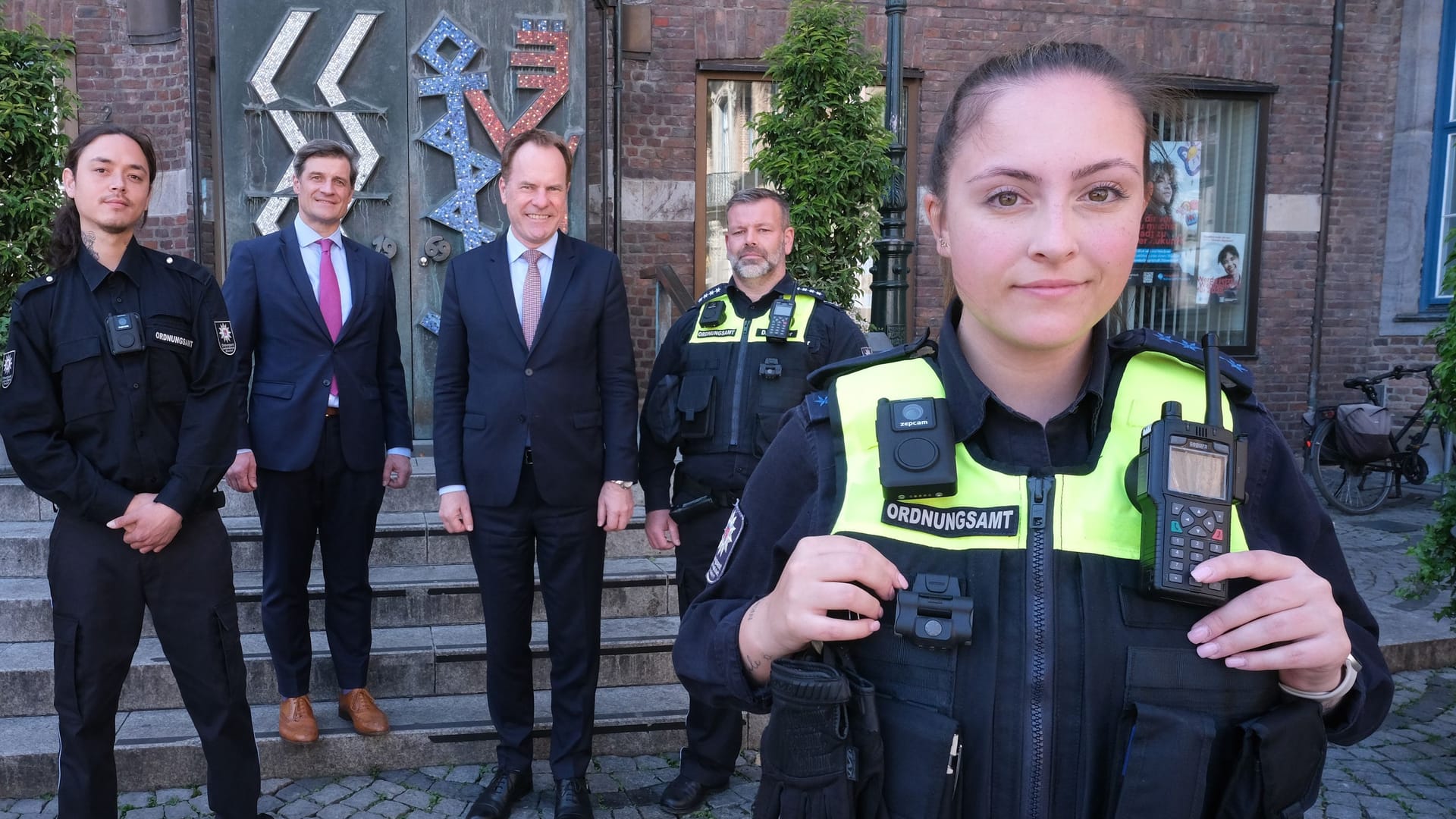 Mitarbeiterin des OSD (rechts) mit der Bodycam-Ausstattung: Die Stadt ist mit dem Test zufrieden. Mitarbeiterin des OSD (rechts) mit der Bodycam-Ausstattung: Die Stadt ist mit dem Test zufrieden.