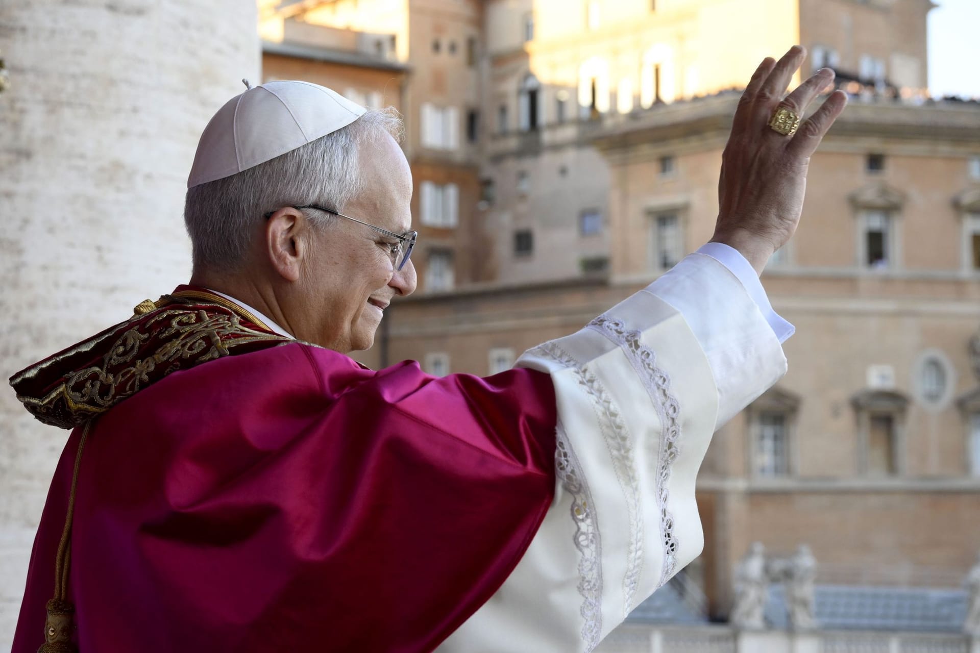 Vatikan, Vatikanstadt: Der neu gewählte Papst Leo XIV., der US-Amerikaner Robert Prevost, winkt nach dem Konklave auf dem Balkon des Petersdoms im Vatikan.
