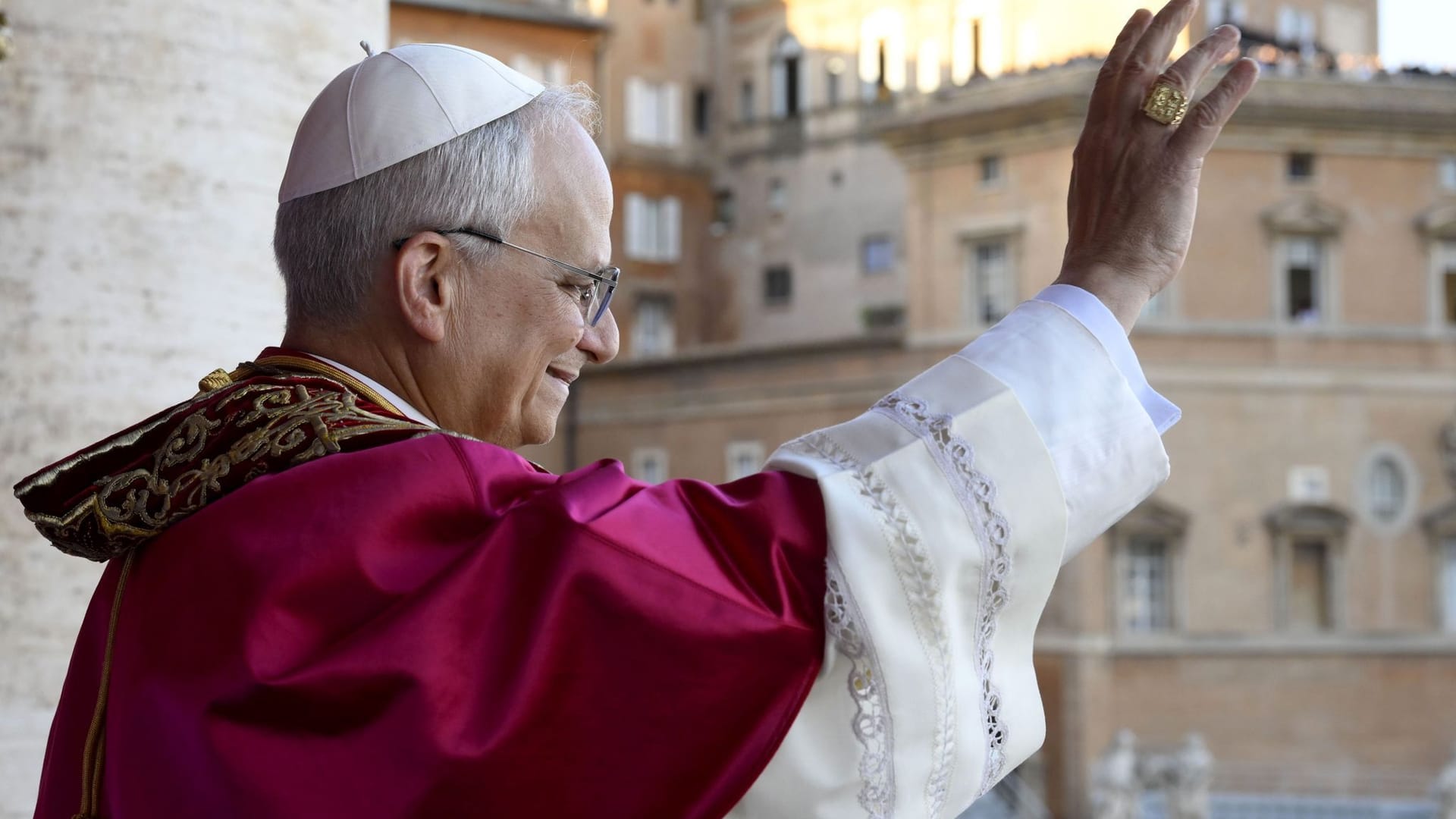 Vatikan, Vatikanstadt: Der neu gewählte Papst Leo XIV., der US-Amerikaner Robert Prevost, winkt nach dem Konklave auf dem Balkon des Petersdoms im Vatikan.