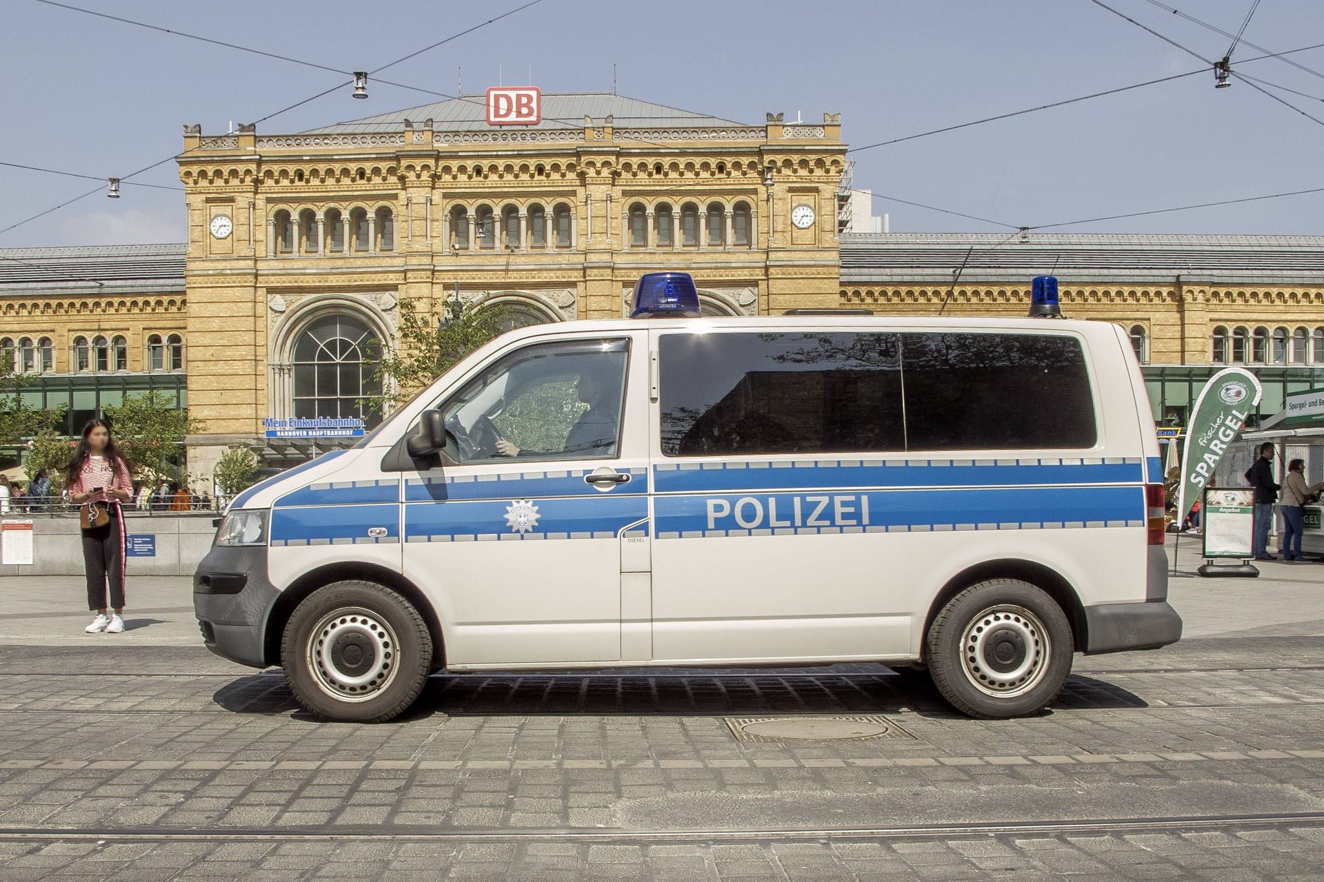 Polizeifahrzeug vor dem Hauptbahnhof Hannover (Symbolbild): Ein 42-Jähriger wurde dort zu Boden gestoßen und tödlich verletzt.