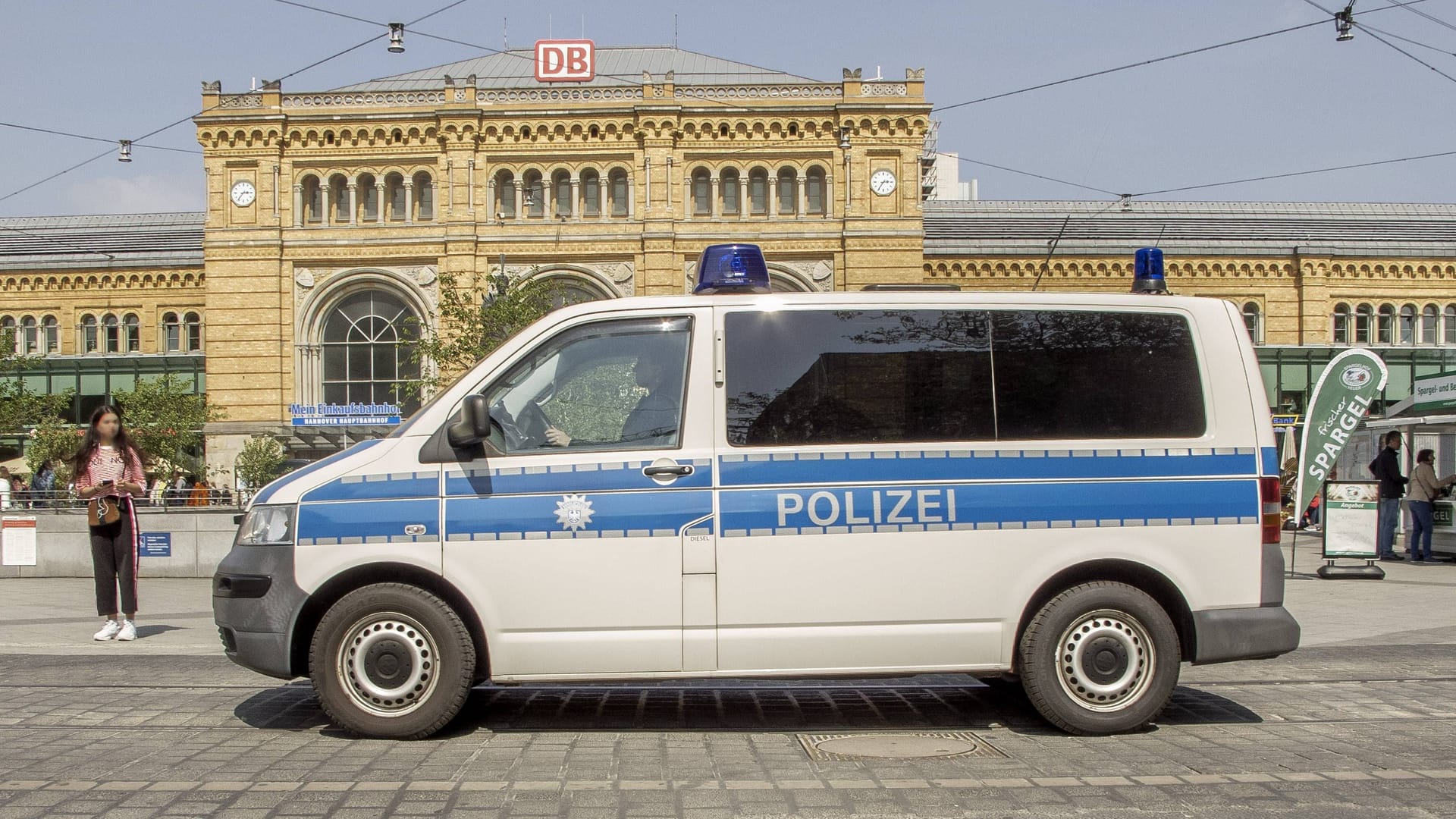 Polizeifahrzeug vor dem Hauptbahnhof Hannover (Symbolbild): Ein 42-Jähriger wurde dort zu Boden gestoßen und tödlich verletzt.