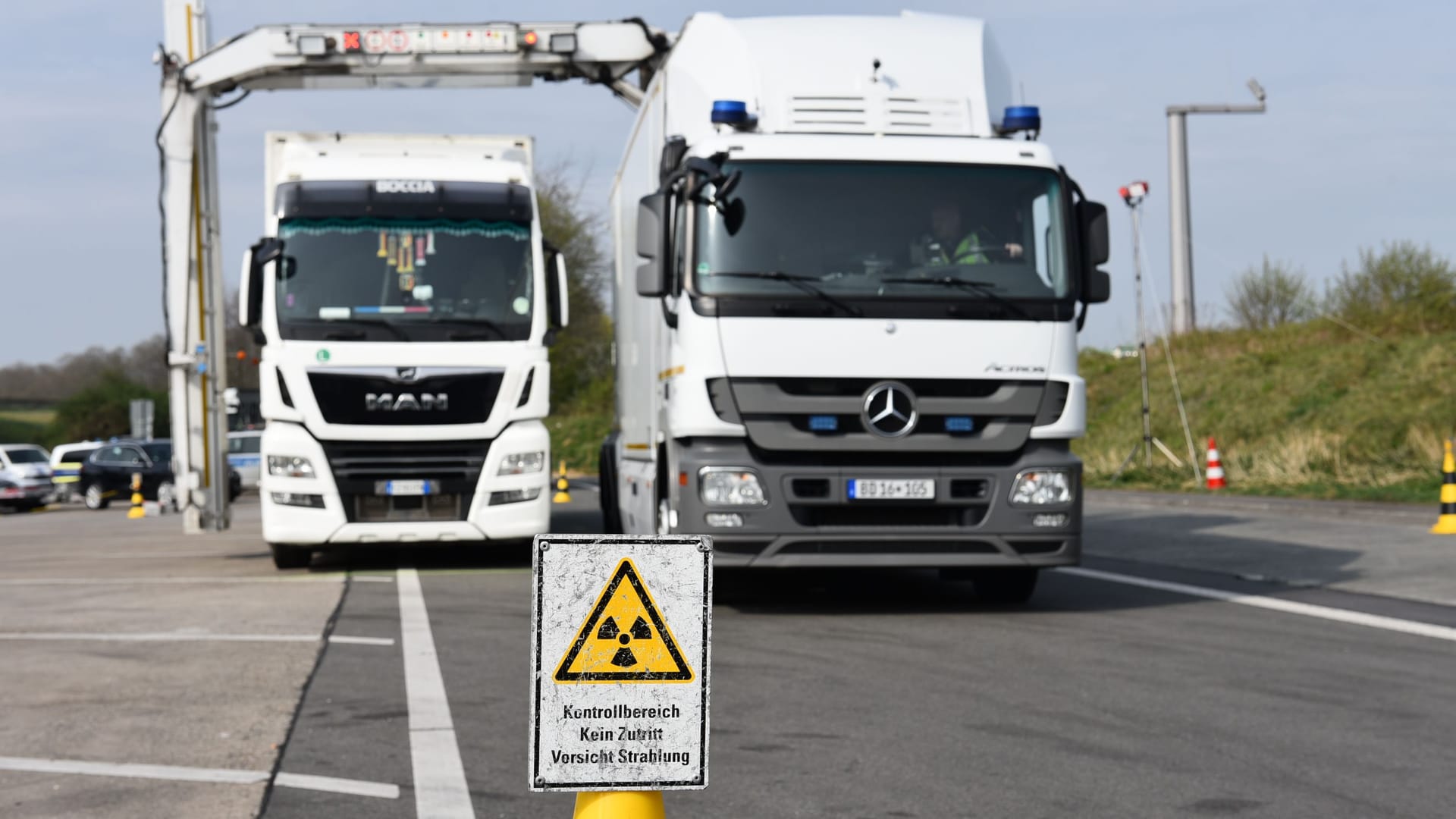 Zollkontrolle (Symbolbild): In einem Lkw mit rumänischen Kennzeichnen fahnden die Zollbeamten Drogen im Wert von einer Million Euro. Zollkontrolle (Symbolbild): In einem Lkw mit rumänischen Kennzeichnen fahnden die Zollbeamten Drogen im Wert von einer Million Euro.