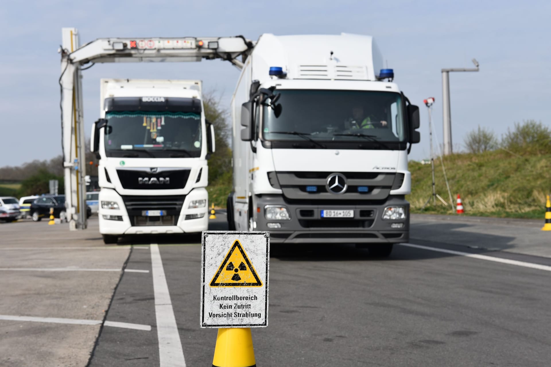 Zollkontrolle (Symbolbild): In einem Lkw mit rumänischen Kennzeichnen fahnden die Zollbeamten Drogen im Wert von einer Million Euro.