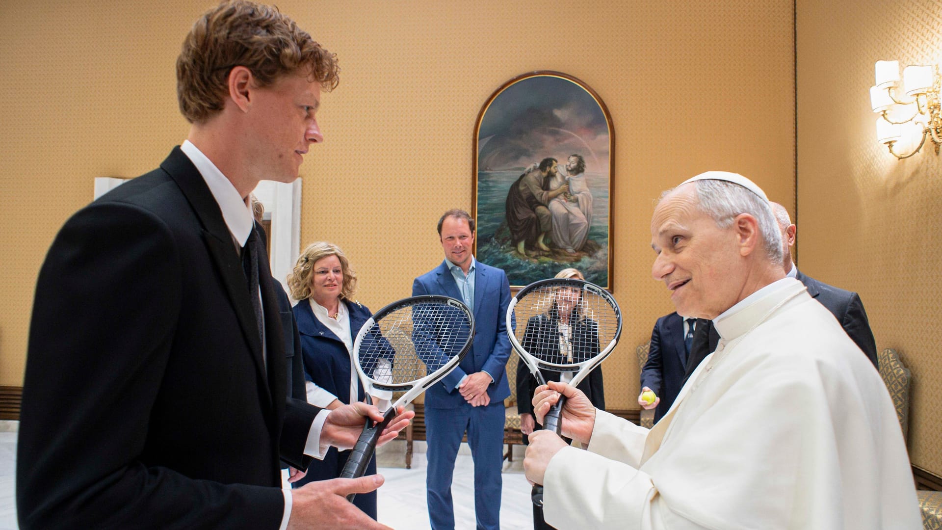 Papst Leo XIV. mit dem italienischen Tennisspieler Jannik Sinner (Archivbild): Um den Gesundheitszustand des Pontifex muss man sich offenbar keine Sorgen machen.