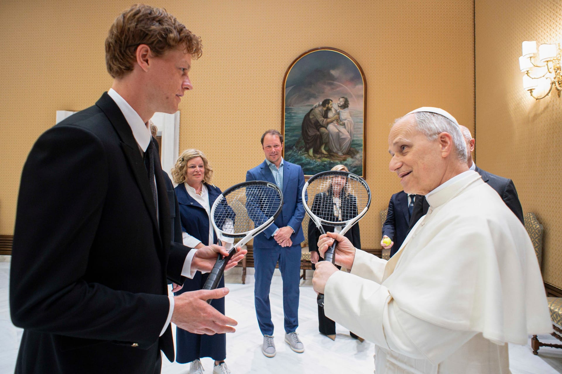Papst Leo XIV. mit dem italienischen Tennisspieler Jannik Sinner (Archivbild): Um den Gesundheitszustand des Pontifex muss man sich offenbar keine Sorgen machen.