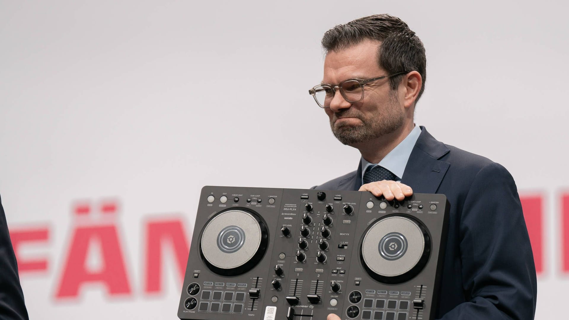 Der ehemalige Bundesjustizminister Marco Buschmann: Zum Abschied bekommt er ein DJ-Pult.
