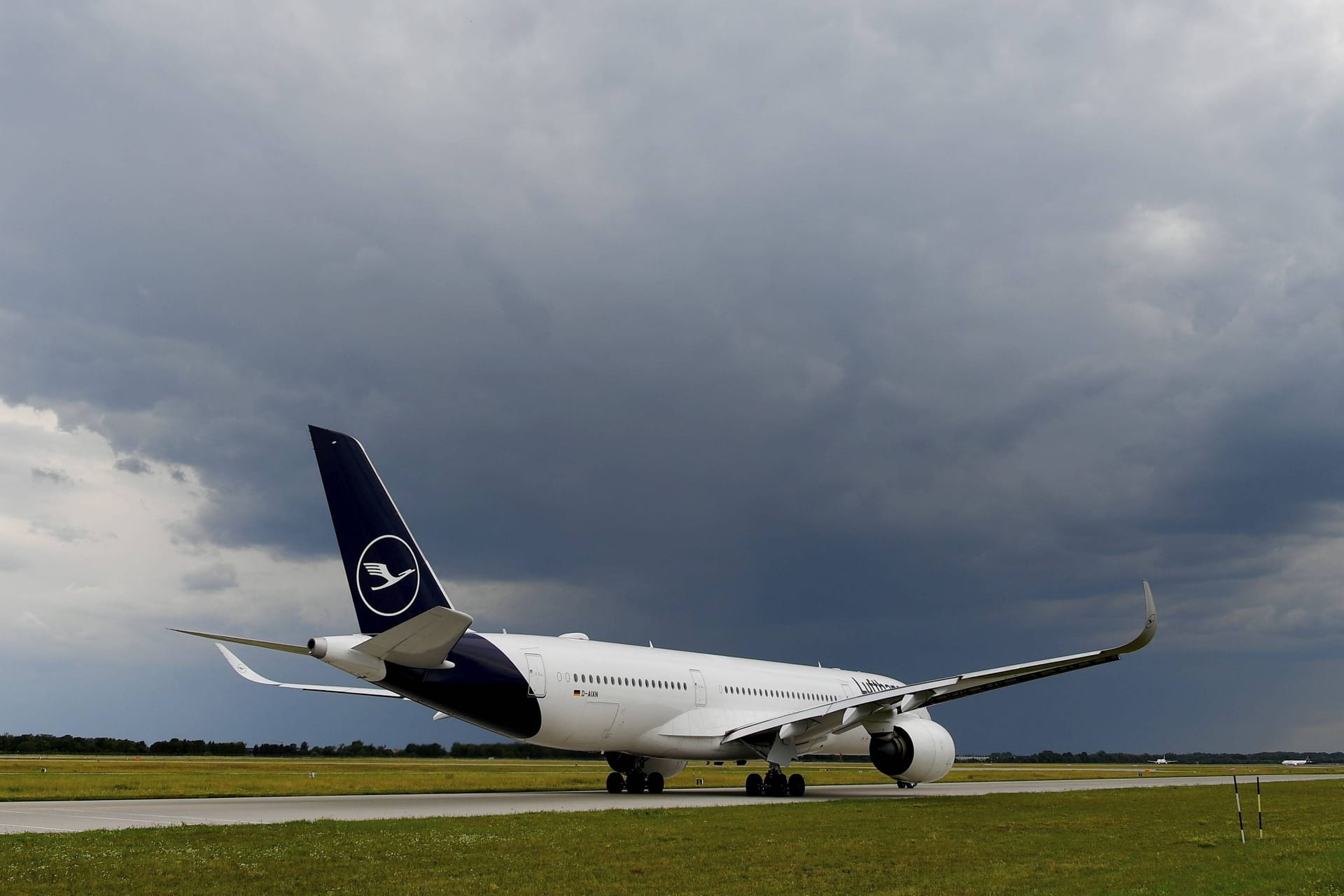 Ein Airbus der Lufthansa unter Gewitterwolken (Symbolbild): In Nizza entschied sich ein Pilot gegen eine Landung und flog nach München zurück.