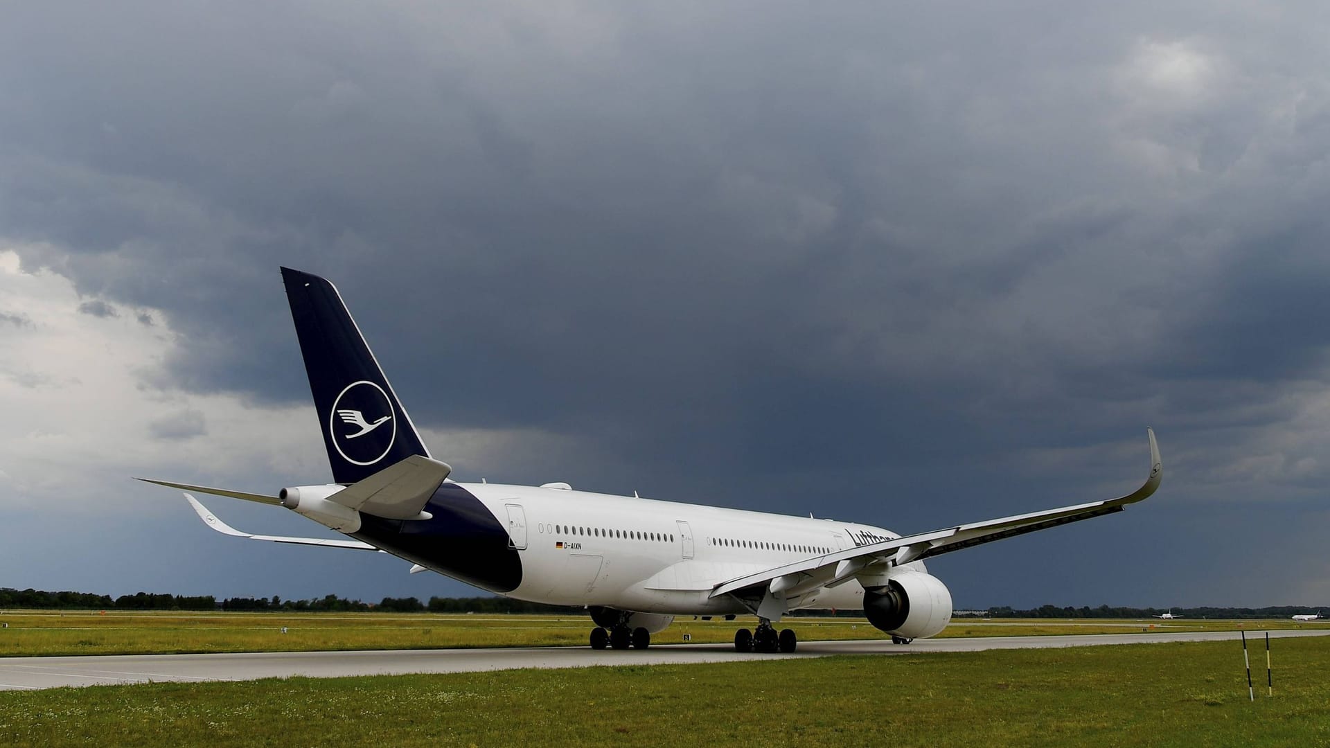 Ein Airbus der Lufthansa unter Gewitterwolken (Symbolbild): In Nizza entschied sich ein Pilot gegen eine Landung und flog nach München zurück. Ein Airbus der Lufthansa unter Gewitterwolken (Symbolbild): In Nizza entschied sich ein Pilot gegen eine Landung und flog nach München zurück.