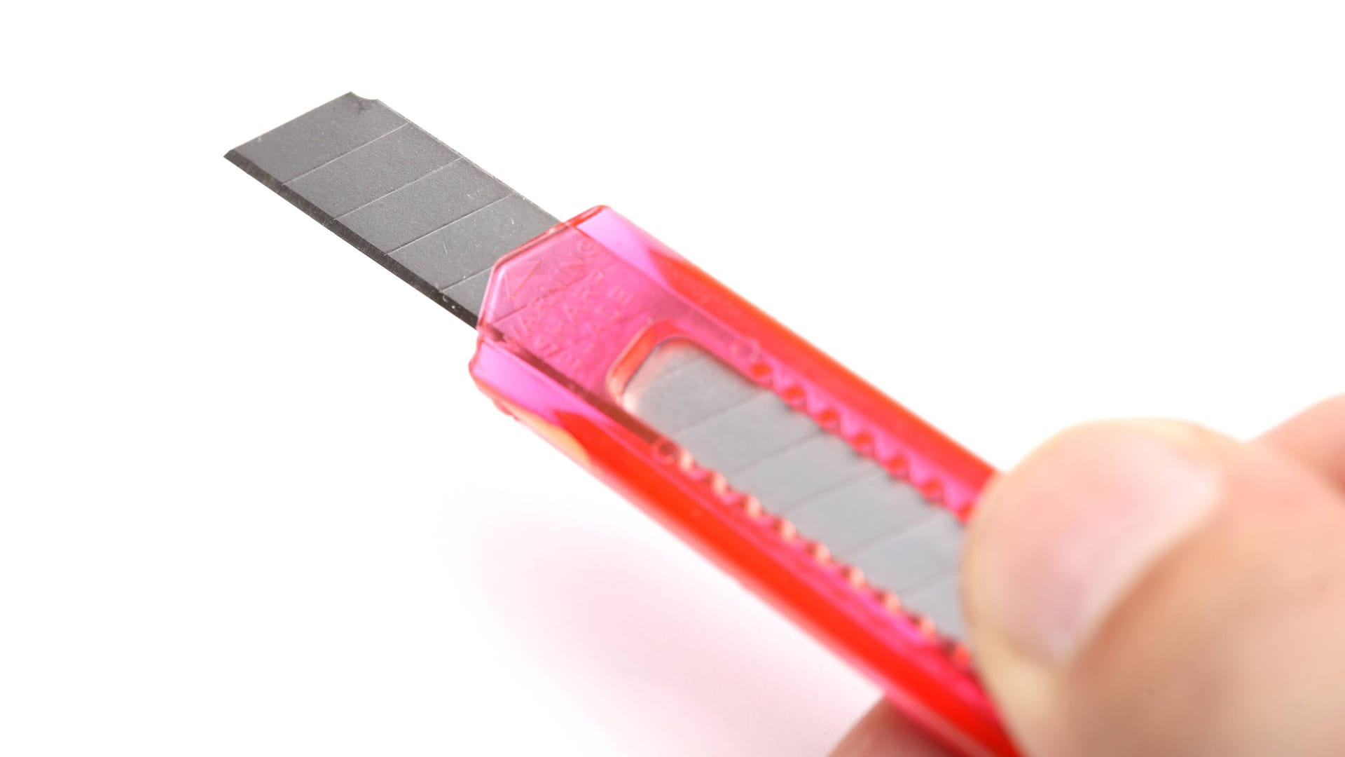 Eine Person hält ein Cuttermesser (Symbolbild): Ein Türsteher wurde in Nürnberg bedroht.