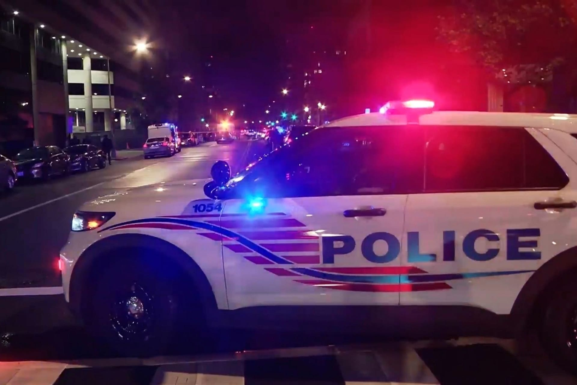 Ein Polizeifahrzeug nahe des Tatorts in Washington, D.C. Zwei Menschen sind erschossen worden.