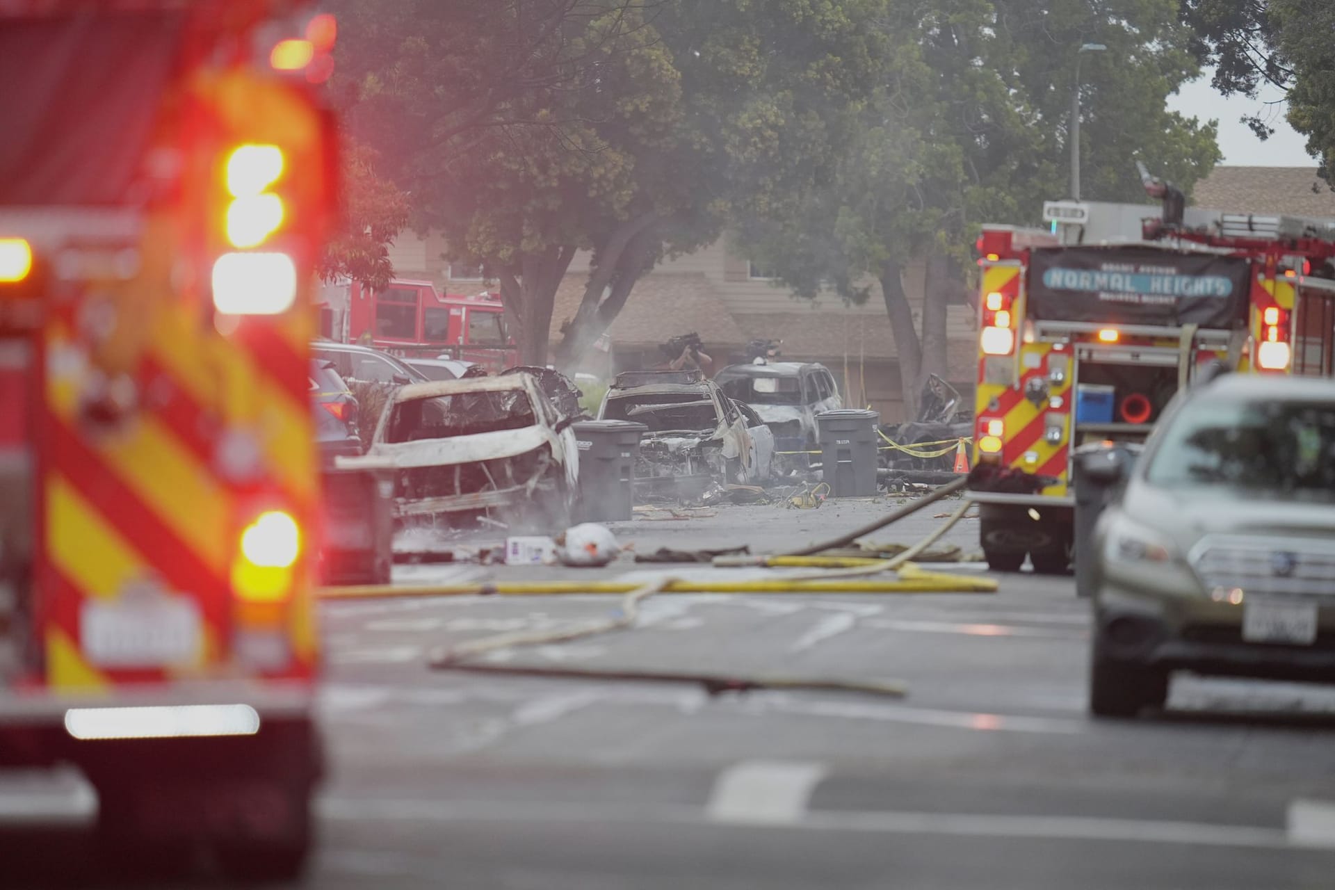 Zerstörung in San Diego, USA: In der Nacht ist ein Kleinflugzeug über einem Militärwohngebiet abgestürzt.