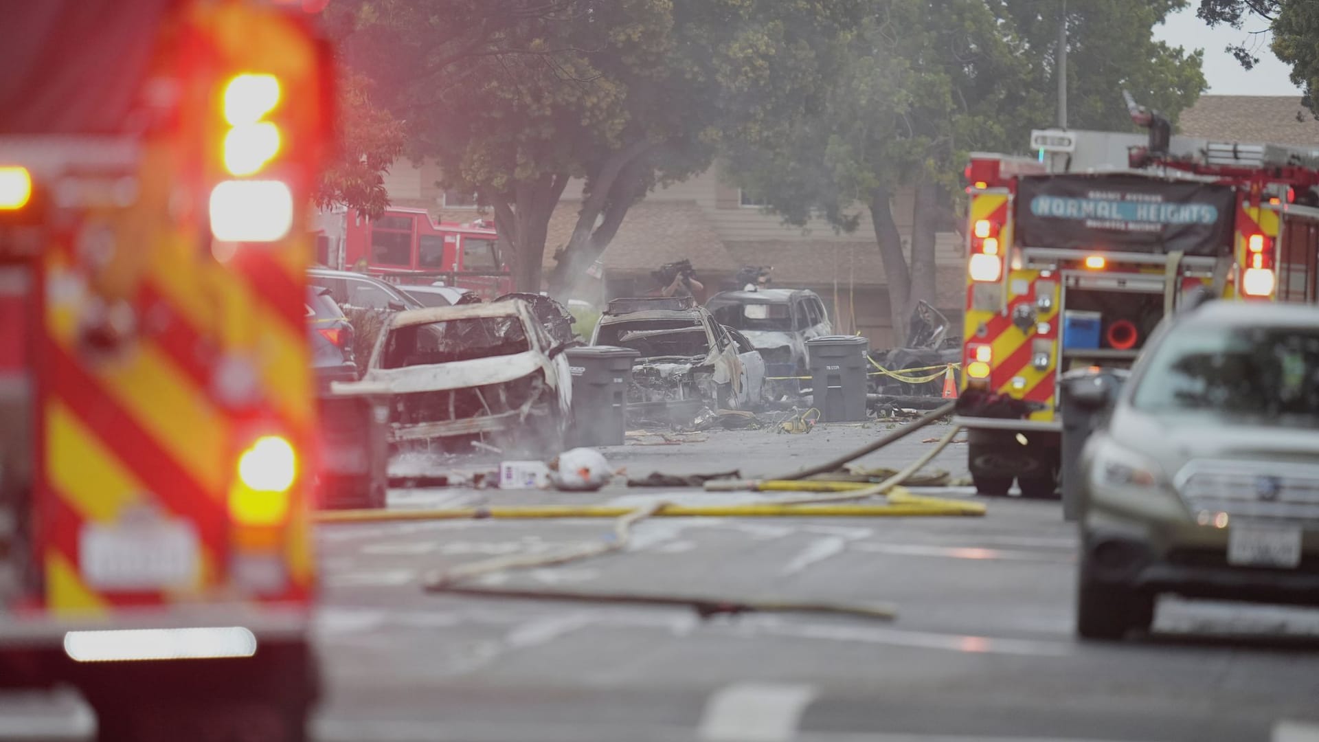 Zerstörung in San Diego, USA: In der Nacht ist ein Kleinflugzeug über einem Militärwohngebiet abgestürzt.