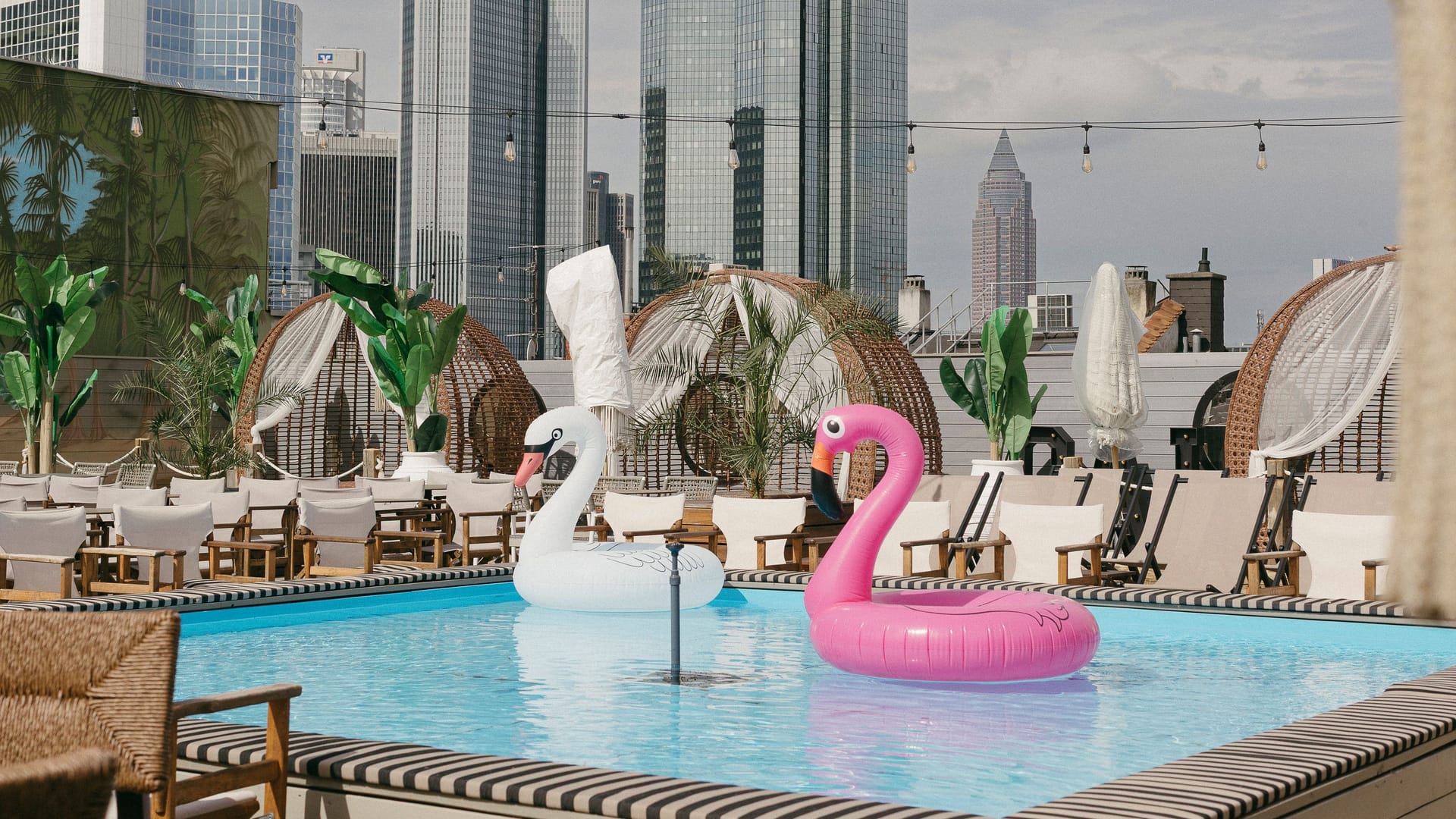 Auf der Roofop-Bar im Parkhaus Börse gibt es nicht nur einen Ausblick auf die Skyline, sondern auch einen Pool. Auf der Roofop-Bar im Parkhaus Börse gibt es nicht nur einen Ausblick auf die Skyline, sondern auch einen Pool.