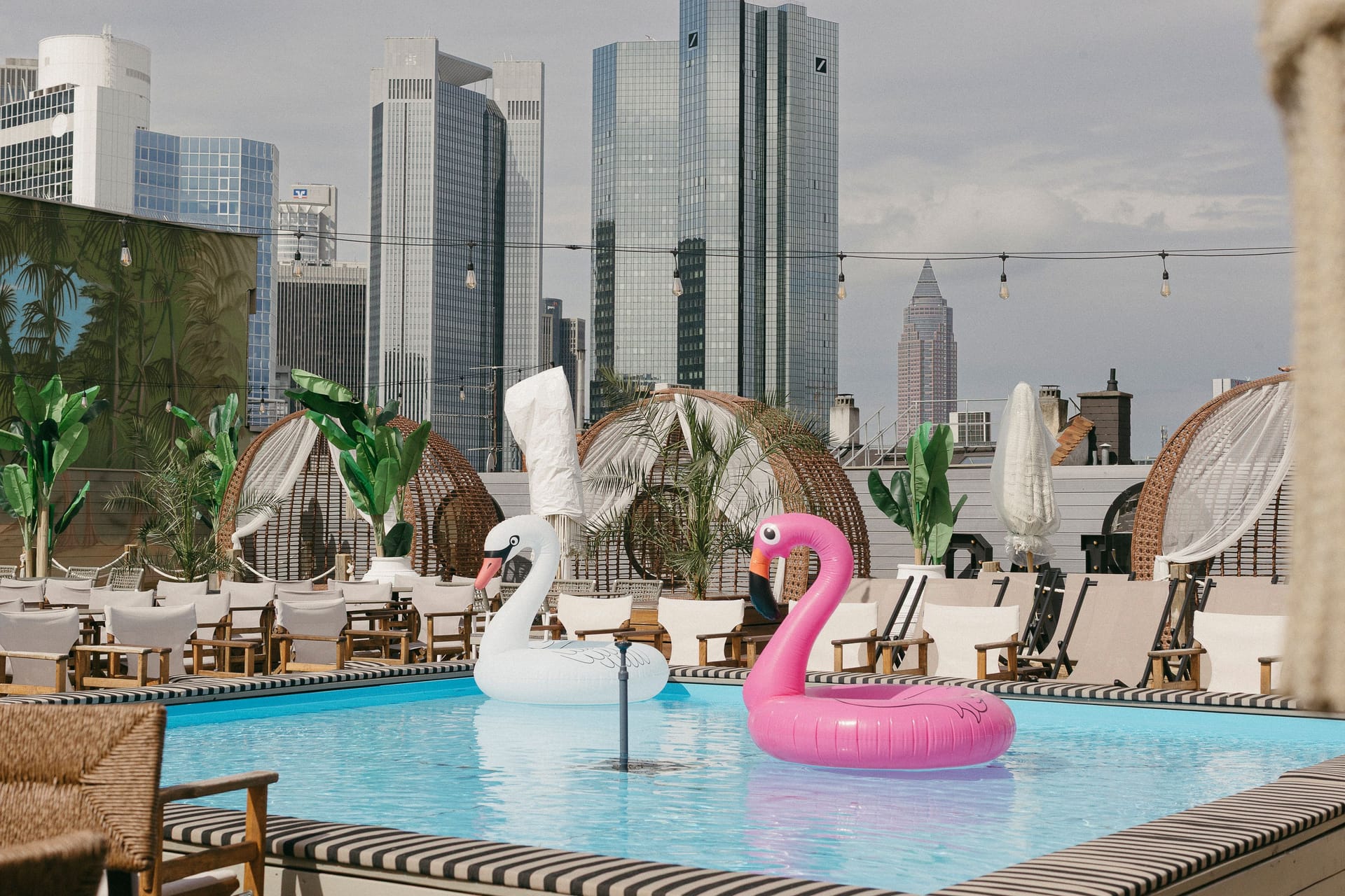 Auf der Roofop-Bar im Parkhaus Börse gibt es nicht nur einen Ausblick auf die Skyline, sondern auch einen Pool.